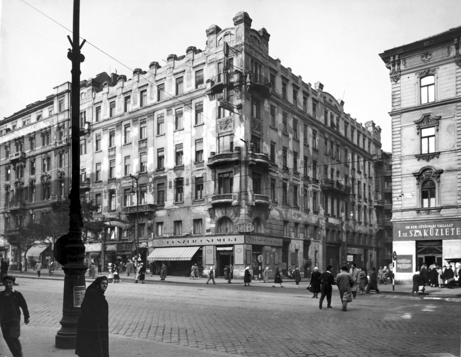 Magyarország, Budapest XIII., Szent István körút, szemben a Hollán Ernő (Fürst Sándor) utca. A kép forrását kérjük így adja meg: Fortepan / Budapest Főváros Levéltára. Levéltári jelzet: HU_BFL_XV_19_c_11, 1958, Budapest Főváros Levéltára / Városrendezési és Építészeti Osztályának fényképei, Vadas Ernő, Budapest, élelmiszerbolt, Közért Vállalat, sínpálya, Fortepan #103466