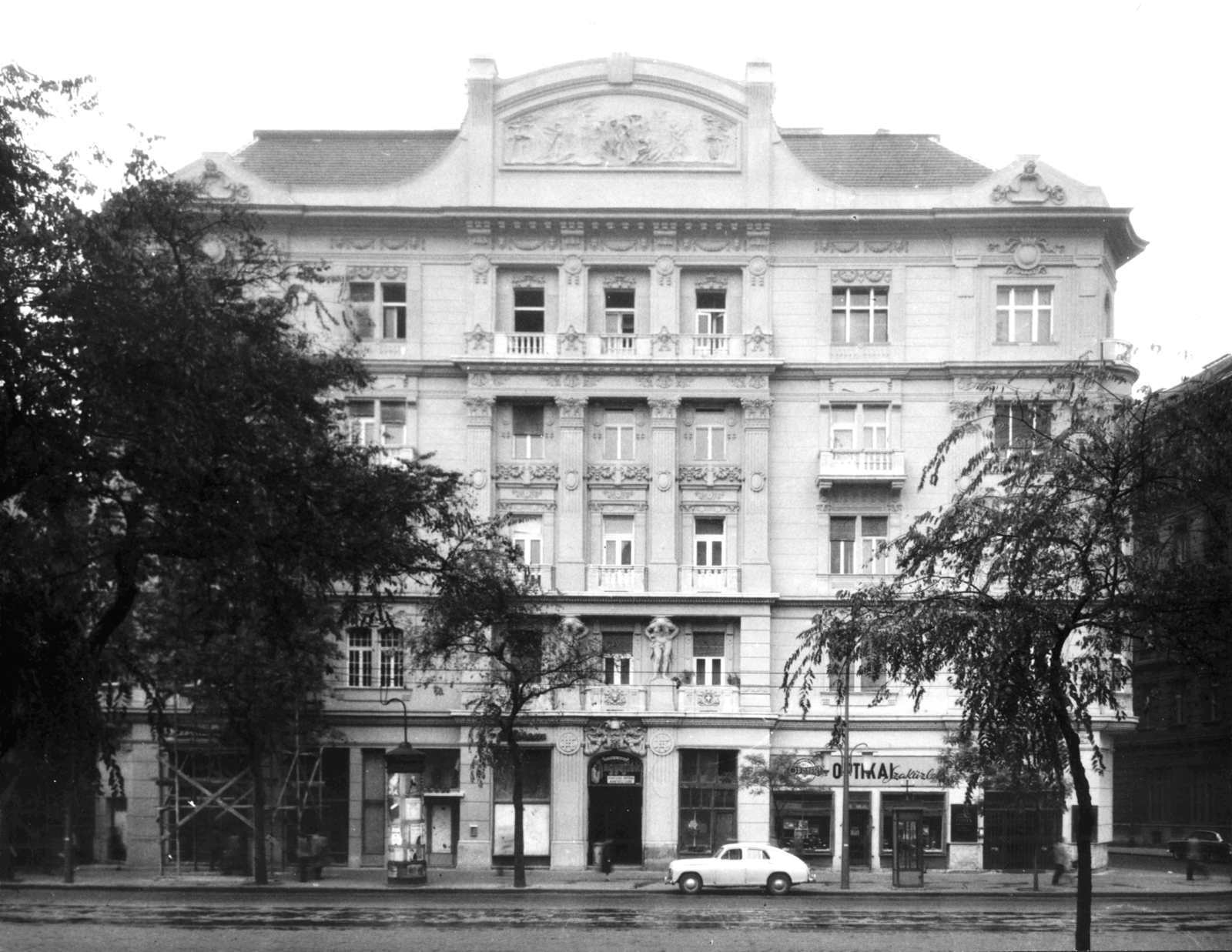 Hungary, Budapest V., Szent István körút 13., jobbra a Honvéd utca. A kép forrását kérjük így adja meg: Fortepan / Budapest Főváros Levéltára. Levéltári jelzet: HU_BFL_XV_19_c_11, 1960, Budapest Főváros Levéltára / Városrendezési és Építészeti Osztályának fényképei, A Fővárosi Tanács VB Városrendezési és Építészeti Osztályának, Budapest, Fortepan #103468