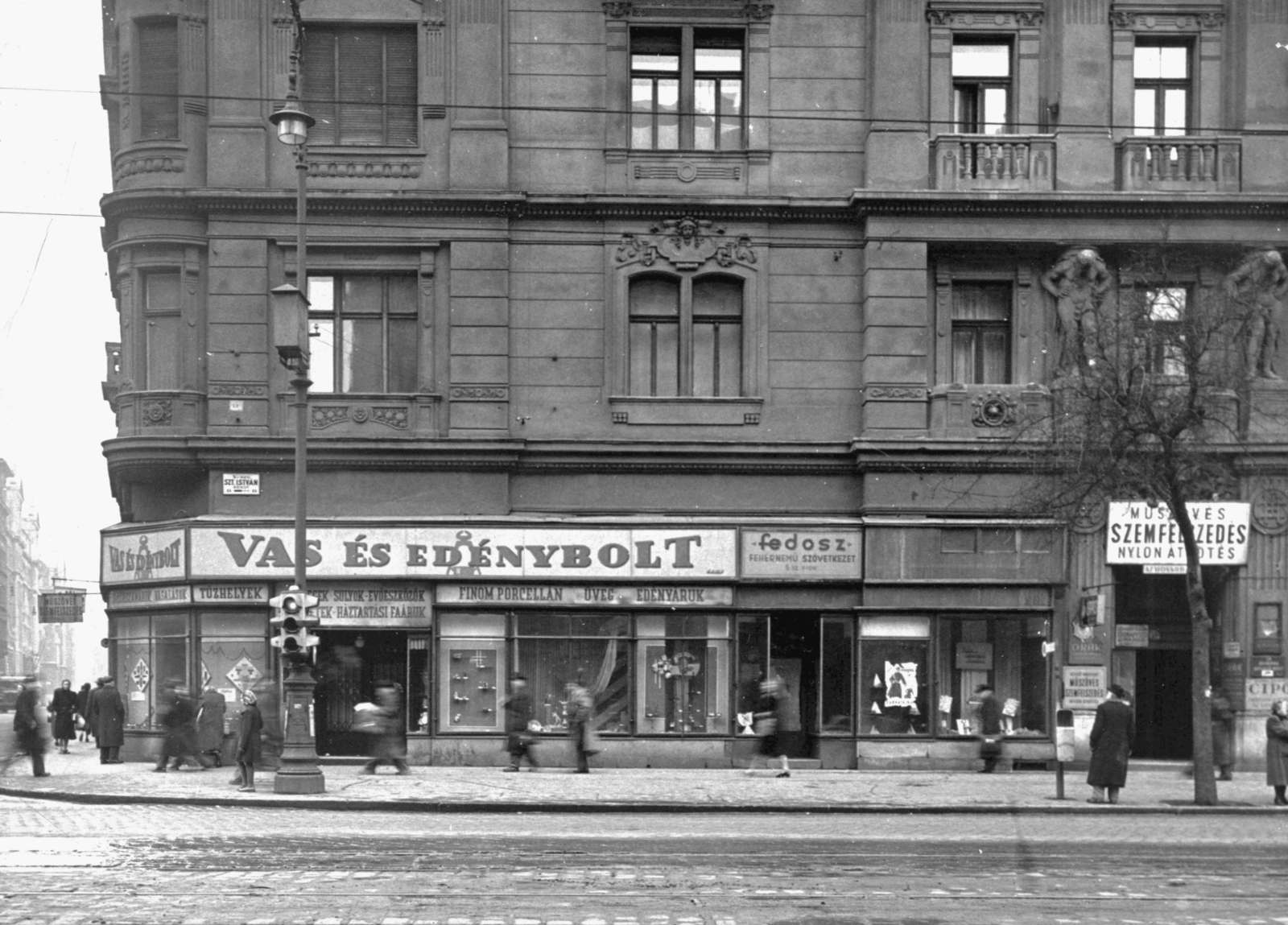 Hungary, Budapest V., Szent István körút 15., balra a Szemere utca. A kép forrását kérjük így adja meg: Fortepan / Budapest Főváros Levéltára. Levéltári jelzet: HU_BFL_XV_19_c_11, 1958, Budapest Főváros Levéltára / Városrendezési és Építészeti Osztályának fényképei, A Fővárosi Tanács VB Városrendezési és Építészeti Osztályának, Budapest, architectural ornament, hardware store, stocking-mender, extinct crafts, Fortepan #103471