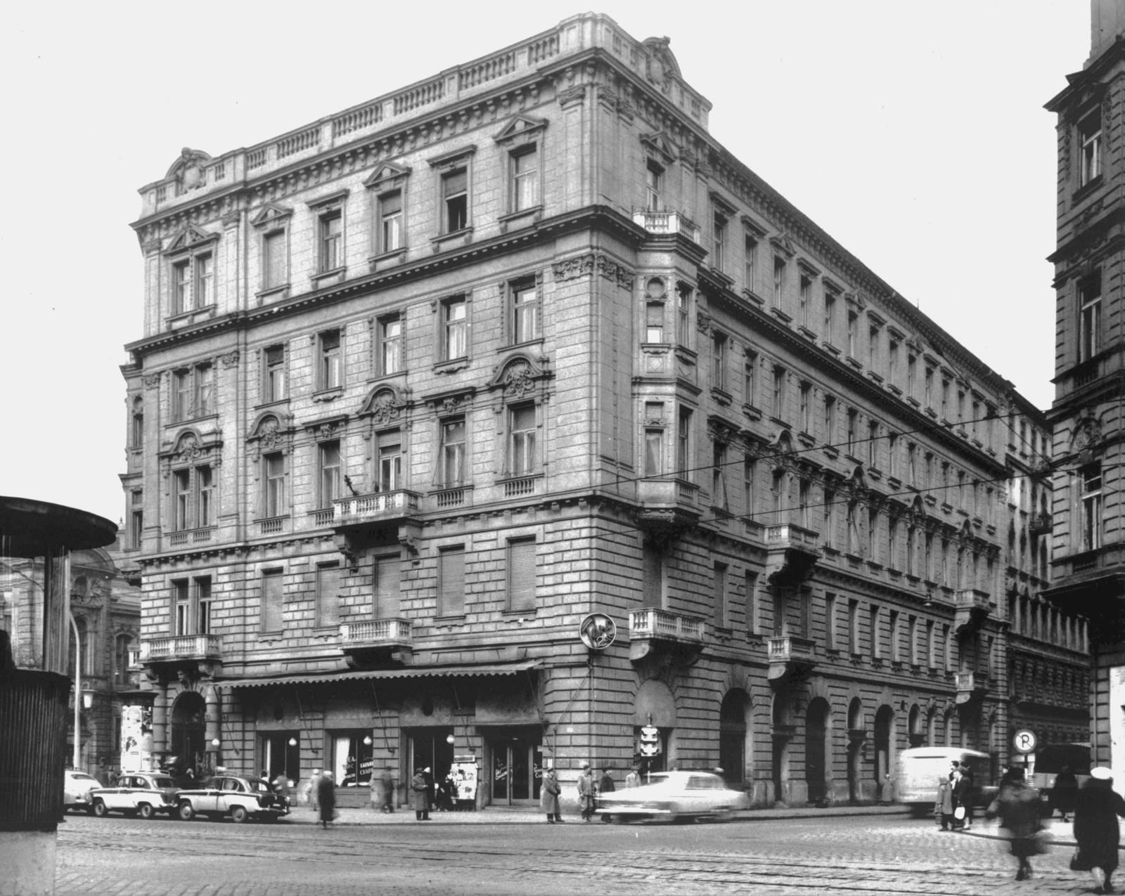 Magyarország, Budapest XIII., Szent István körút - Hegedűs Gyula utca sarok. A kép forrását kérjük így adja meg: Fortepan / Budapest Főváros Levéltára. Levéltári jelzet: HU_BFL_XV_19_c_11, 1960, Budapest Főváros Levéltára / Városrendezési és Építészeti Osztályának fényképei, A Fővárosi Tanács VB Városrendezési és Építészeti Osztályának, Budapest, sínpálya, sarokház, zárterkély, Fortepan #103472