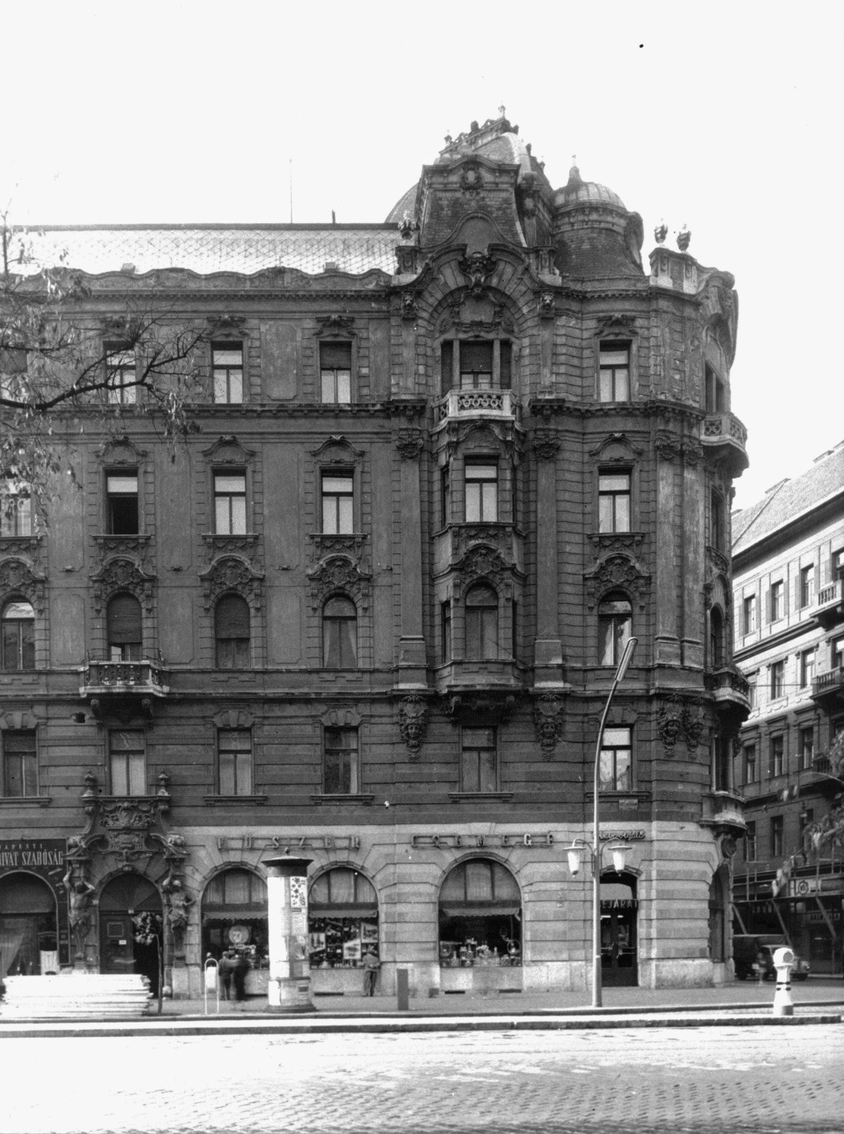Hungary, Budapest V., Szent István körút 17., jobbra a Szemere utca. A kép forrását kérjük így adja meg: Fortepan / Budapest Főváros Levéltára. Levéltári jelzet: HU_BFL_XV_19_c_11, 1960, Budapest Főváros Levéltára / Városrendezési és Építészeti Osztályának fényképei, A Fővárosi Tanács VB Városrendezési és Építészeti Osztályának, Budapest, balcony, architectural ornament, Fortepan #103474