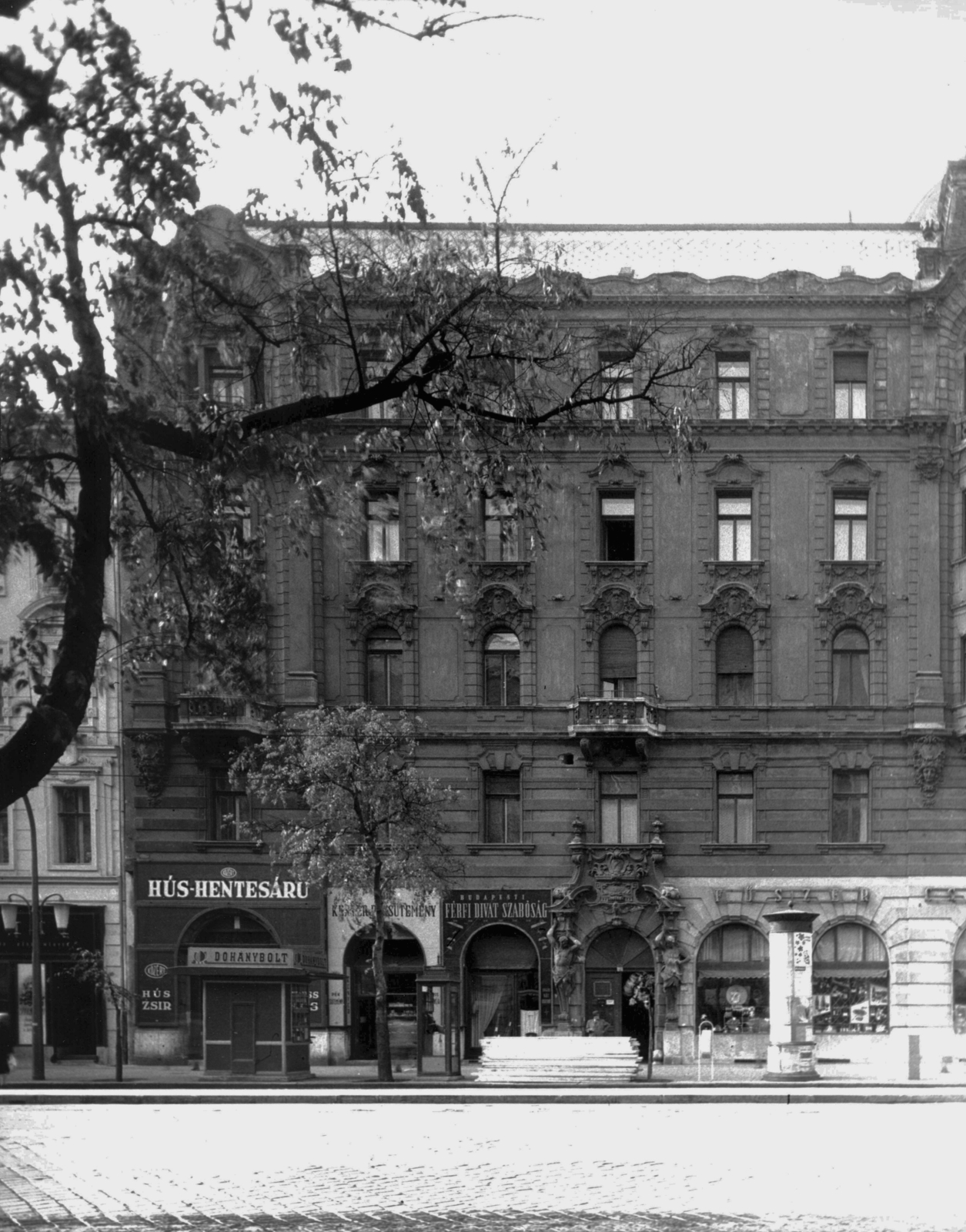 Magyarország, Budapest V., Szent István körút 17. A kép forrását kérjük így adja meg: Fortepan / Budapest Főváros Levéltára. Levéltári jelzet: HU_BFL_XV_19_c_11, 1960, Budapest Főváros Levéltára / Városrendezési és Építészeti Osztályának fényképei, A Fővárosi Tanács VB Városrendezési és Építészeti Osztályának, Budapest, trafik, szabóság, húsbolt, Fortepan #103475