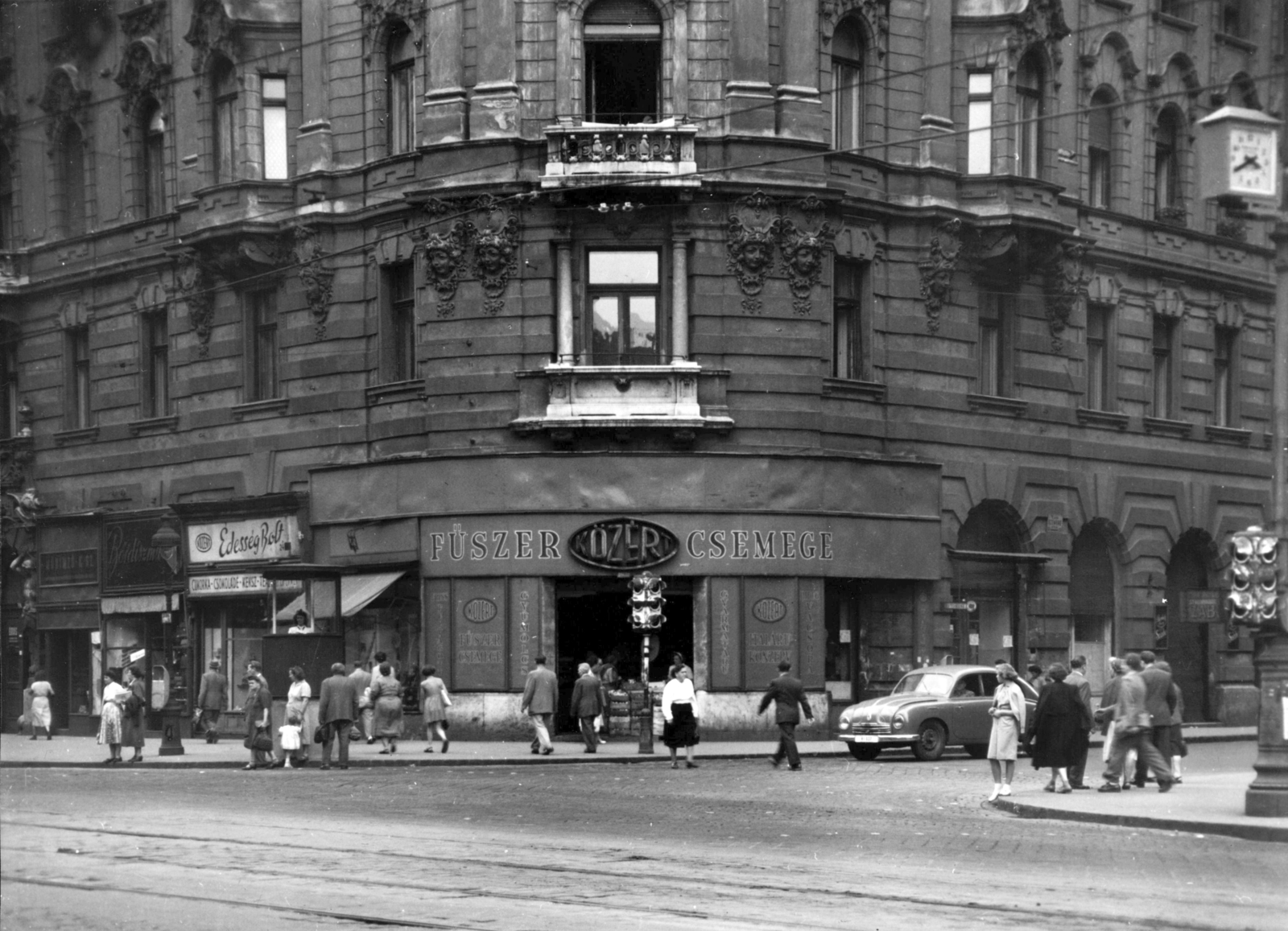 Hungary, Budapest V., Szent István körút - Szemere utca sarok. A kép forrását kérjük így adja meg: Fortepan / Budapest Főváros Levéltára. Levéltári jelzet: HU_BFL_XV_19_c_11, 1958, Budapest Főváros Levéltára / Városrendezési és Építészeti Osztályának fényképei, A Fővárosi Tanács VB Városrendezési és Építészeti Osztályának, Budapest, intersection, architectural ornament, public clock, Fortepan #103477