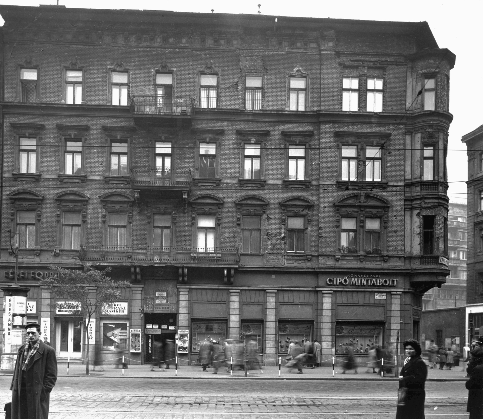 Hungary, Budapest V., Szent István körút 23., jobbra a Nagy Ignác utca. A kép forrását kérjük így adja meg: Fortepan / Budapest Főváros Levéltára. Levéltári jelzet: HU_BFL_XV_19_c_11, 1958, Budapest Főváros Levéltára / Városrendezési és Építészeti Osztályának fényképei, A Fővárosi Tanács VB Városrendezési és Építészeti Osztályának, Budapest, enclosed balcony, shoe store, hairdresser, Fortepan #103480