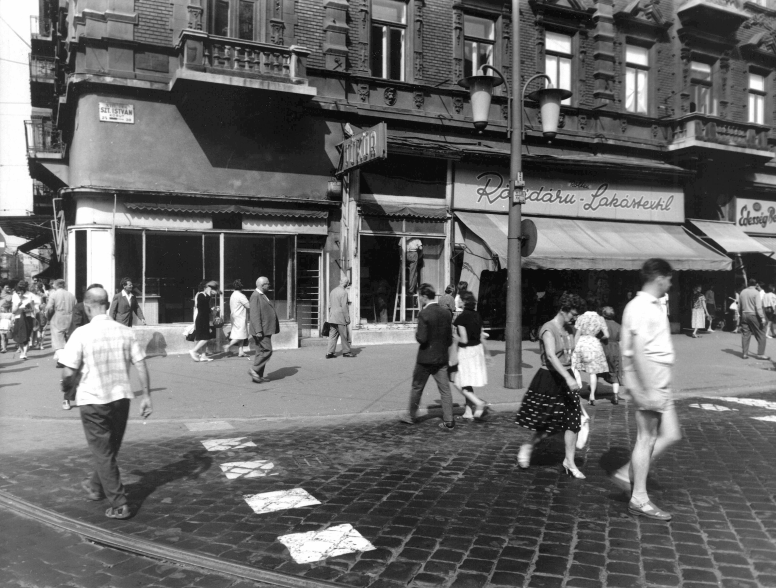 Hungary, Budapest XIII., Szent István körút 24., balra a Visegrádi utca. A kép forrását kérjük így adja meg: Fortepan / Budapest Főváros Levéltára. Levéltári jelzet: HU_BFL_XV_19_c_11, 1960, Budapest Főváros Levéltára / Városrendezési és Építészeti Osztályának fényképei, A Fővárosi Tanács VB Városrendezési és Építészeti Osztályának, Budapest, crosswalk, Fortepan #103481