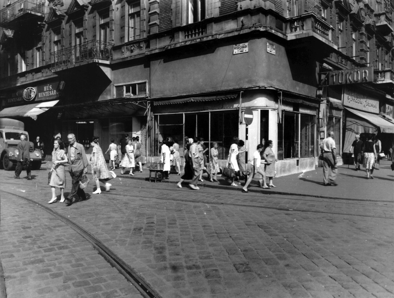 Hungary, Budapest XIII., Szent István körút - Visegrádi utca sarok. A kép forrását kérjük így adja meg: Fortepan / Budapest Főváros Levéltára. Levéltári jelzet: HU_BFL_XV_19_c_11, 1960, Budapest Főváros Levéltára / Városrendezési és Építészeti Osztályának fényképei, A Fővárosi Tanács VB Városrendezési és Építészeti Osztályának, Budapest, pedestrian, rails, Fortepan #103482