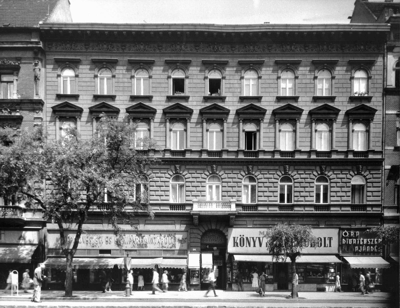 Hungary, Budapest XIII., Szent István körút 26. A kép forrását kérjük így adja meg: Fortepan / Budapest Főváros Levéltára. Levéltári jelzet: HU_BFL_XV_19_c_11, 1958, Budapest Főváros Levéltára / Városrendezési és Építészeti Osztályának fényképei, A Fővárosi Tanács VB Városrendezési és Építészeti Osztályának, Budapest, book store, watch jewelry store, Fortepan #103484