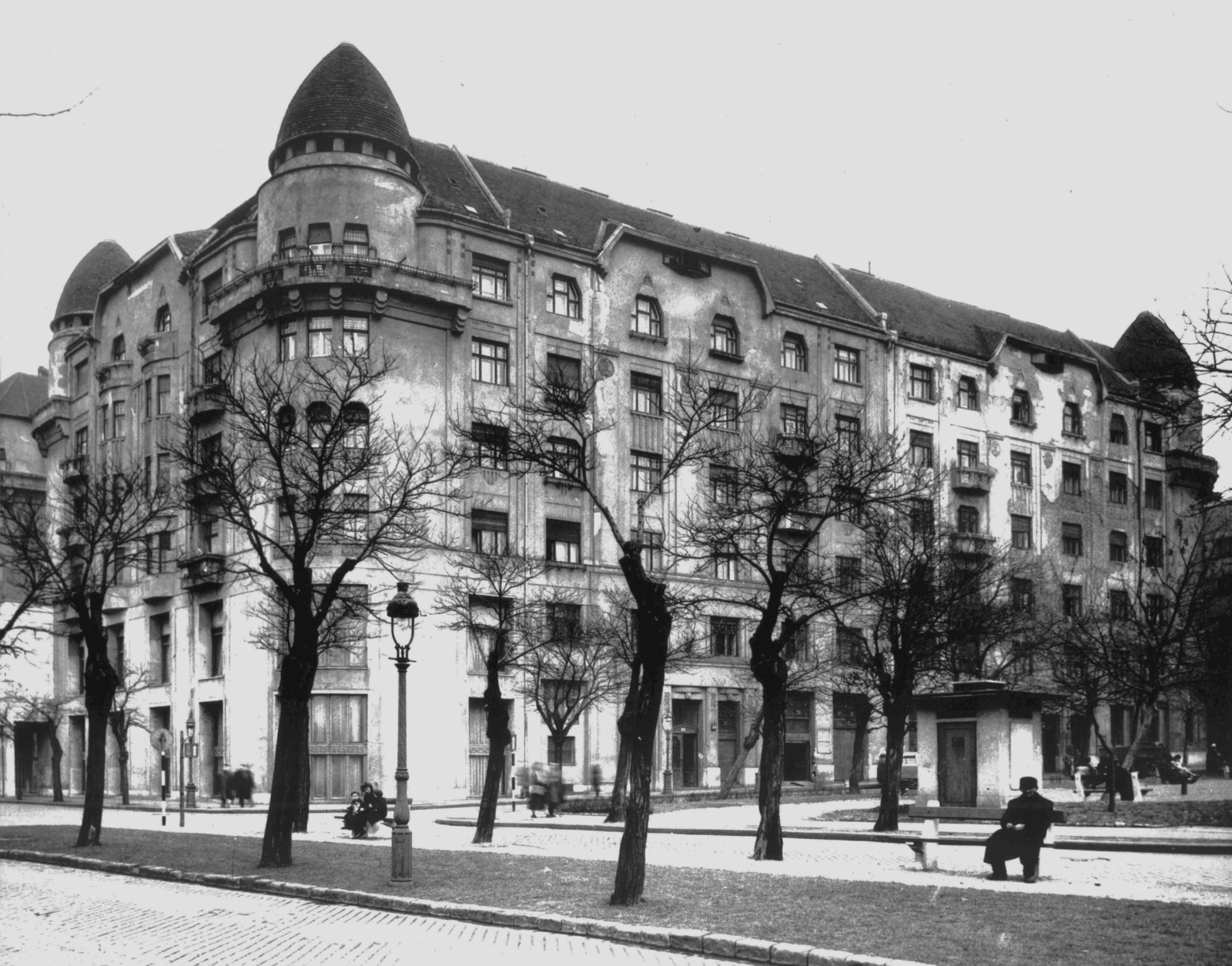 Hungary, Budapest XIII., Jászai Mari tér az Újpesti rakpartról a Pozsonyi út felé nézve, a Palatinus házak egyike. A kép forrását kérjük így adja meg: Fortepan / Budapest Főváros Levéltára. Levéltári jelzet: HU_BFL_XV_19_c_11, 1958, Budapest Főváros Levéltára / Városrendezési és Építészeti Osztályának fényképei, A Fővárosi Tanács VB Városrendezési és Építészeti Osztályának, Budapest, modern architecture, tenement house, Fortepan #103486