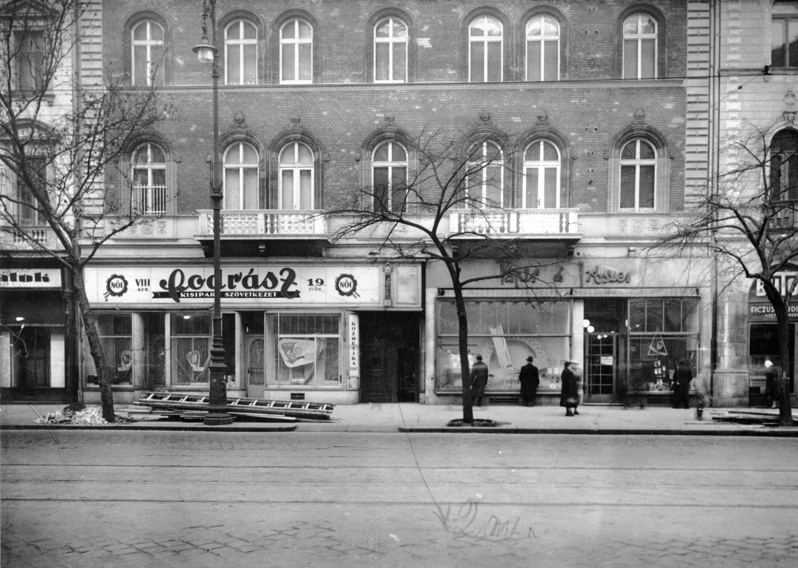 Magyarország, Budapest VIII., József körút 11. A kép forrását kérjük így adja meg: Fortepan / Budapest Főváros Levéltára. Levéltári jelzet: HU_BFL_XV_19_c_11, 1959, Budapest Főváros Levéltára / Városrendezési és Építészeti Osztályának fényképei, A Fővárosi Tanács VB Városrendezési és Építészeti Osztályának, fodrászat, Budapest, papírkereskedés, Fortepan #103489