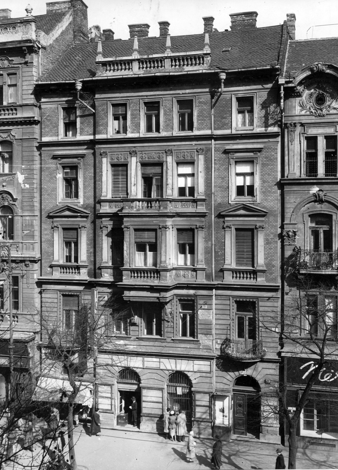 Magyarország, Budapest VIII., József körút 20. A kép forrását kérjük így adja meg: Fortepan / Budapest Főváros Levéltára. Levéltári jelzet: HU_BFL_XV_19_c_11, 1957, Budapest Főváros Levéltára / Városrendezési és Építészeti Osztályának fényképei, A Fővárosi Tanács VB Városrendezési és Építészeti Osztályának, Budapest, épületdísz, bérház, Fortepan #103493