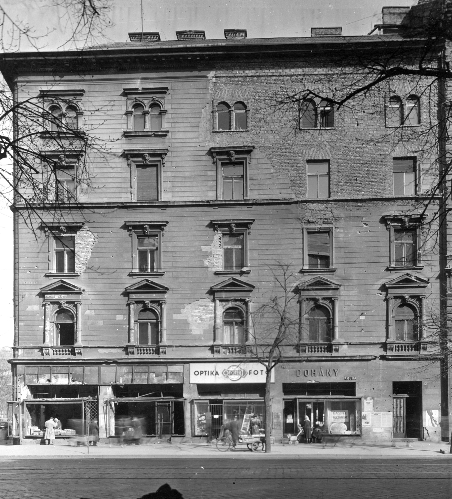 Hungary, Budapest VIII., József körút 34., balra a Rákóczi tér. A kép forrását kérjük így adja meg: Fortepan / Budapest Főváros Levéltára. Levéltári jelzet: HU_BFL_XV_19_c_11, 1957, Budapest Főváros Levéltára / Városrendezési és Építészeti Osztályának fényképei, A Fővárosi Tanács VB Városrendezési és Építészeti Osztályának, Budapest, optician, tobacco shop, Fortepan #103501