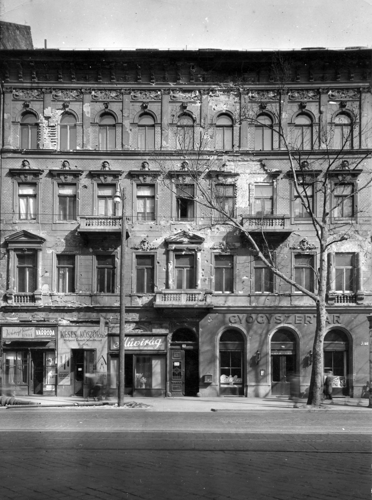 Hungary, Budapest VIII., József körút 40. A kép forrását kérjük így adja meg: Fortepan / Budapest Főváros Levéltára. Levéltári jelzet: HU_BFL_XV_19_c_11, 1957, Budapest Főváros Levéltára / Városrendezési és Építészeti Osztályának fényképei, A Fővárosi Tanács VB Városrendezési és Építészeti Osztályának, pharmacy, sewing, Budapest, knife grinder, Fortepan #103503