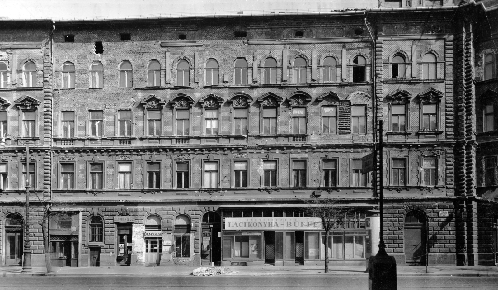 Hungary, Budapest VIII., József körút 44. A kép forrását kérjük így adja meg: Fortepan / Budapest Főváros Levéltára. Levéltári jelzet: HU_BFL_XV_19_c_11, 1957, Budapest Főváros Levéltára / Városrendezési és Építészeti Osztályának fényképei, A Fővárosi Tanács VB Városrendezési és Építészeti Osztályának, ad pillar, tobacco shop, street name sign, shoemaker, watch jewelry store, knitting, steakhouse, Budapest, Fortepan #103506
