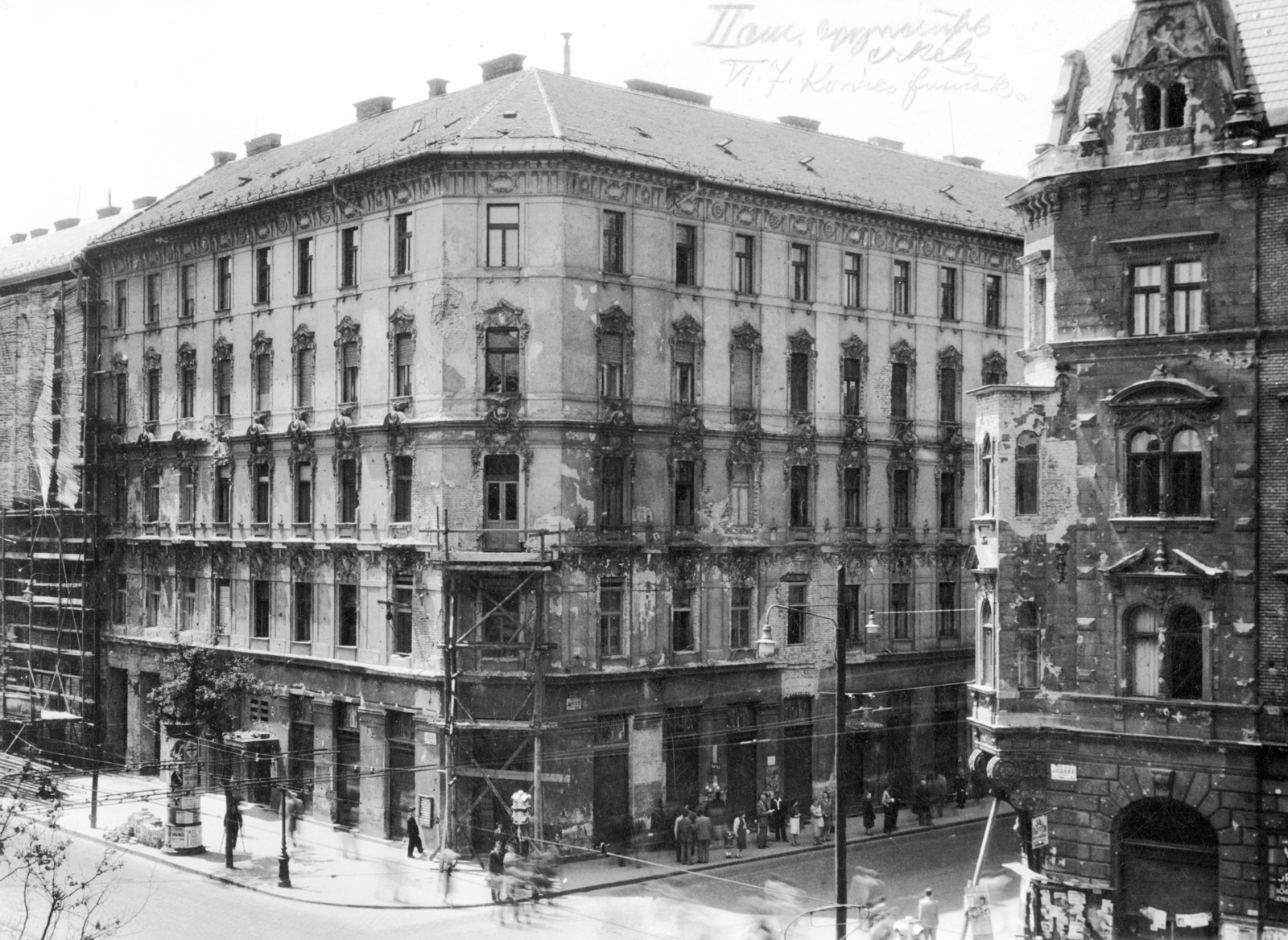 Hungary, Budapest VIII., József körút - Baross utca sarok. A kép forrását kérjük így adja meg: Fortepan / Budapest Főváros Levéltára. Levéltári jelzet: HU_BFL_XV_19_c_11, 1957, Budapest Főváros Levéltára / Városrendezési és Építészeti Osztályának fényképei, A Fővárosi Tanács VB Városrendezési és Építészeti Osztályának, street view, ad pillar, scaffolding, Budapest, Fortepan #103508