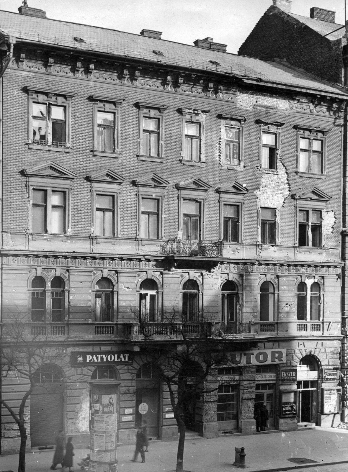 Hungary, Budapest VIII., József körút 58. A kép forrását kérjük így adja meg: Fortepan / Budapest Főváros Levéltára. Levéltári jelzet: HU_BFL_XV_19_c_11, 1957, Budapest Főváros Levéltára / Városrendezési és Építészeti Osztályának fényképei, A Fővárosi Tanács VB Városrendezési és Építészeti Osztályának, ad pillar, Patyolat shop, furniture shop, watch jewelry store, Budapest, Fortepan #103509