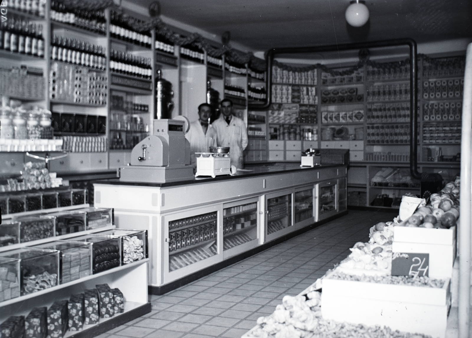 Magyarország, Budapest XII., Győri út 14. Köztisztviselők boltja., 1938, Kurutz Márton, kereskedelem, üzlet, eladó, pénztár, pénztárgép, üzletbelső, Budapest, Fortepan #10351