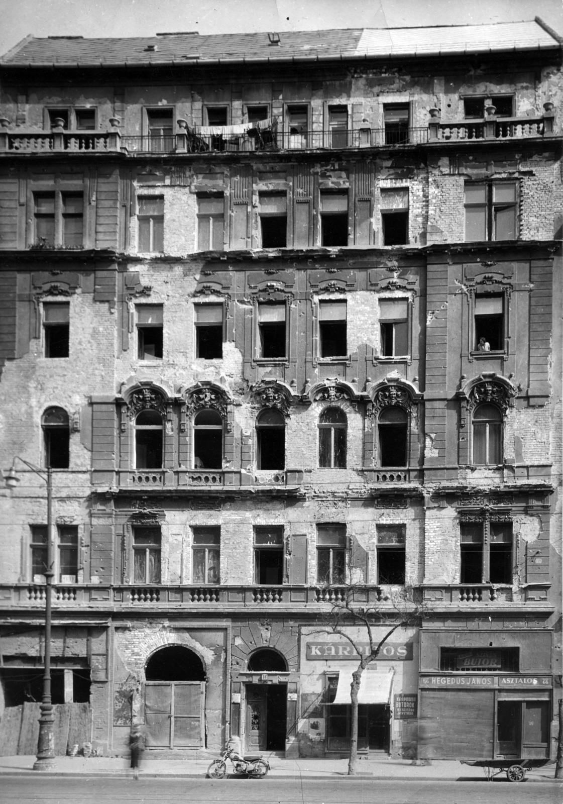 Magyarország, Budapest VIII., József körút 66. A kép forrását kérjük így adja meg: Fortepan / Budapest Főváros Levéltára. Levéltári jelzet: HU_BFL_XV_19_c_11, 1957, Budapest Főváros Levéltára / Városrendezési és Építészeti Osztályának fényképei, A Fővárosi Tanács VB Városrendezési és Építészeti Osztályának, kárpitos, Budapest, Fortepan #103512