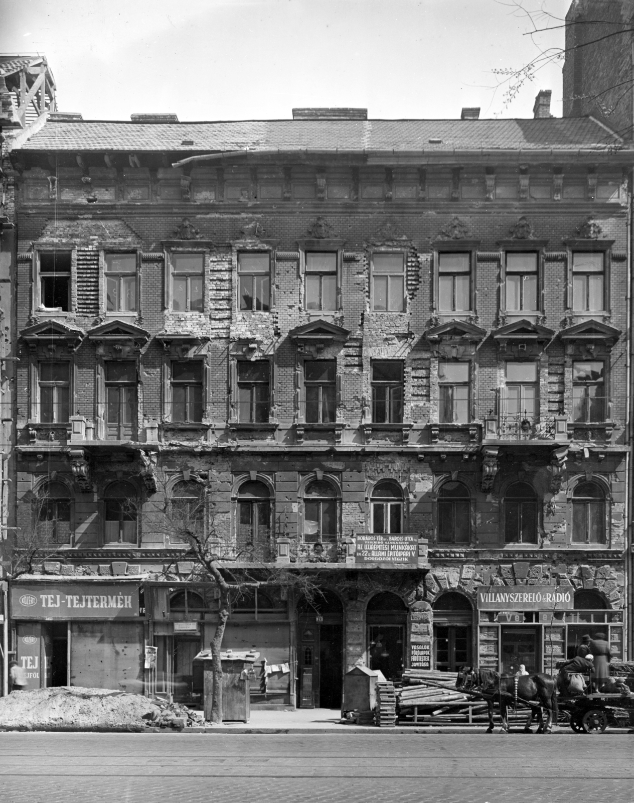 Magyarország, Budapest VIII., József körút 72.A kép forrását kérjük így adja meg: Fortepan / Budapest Főváros Levéltára. Levéltári jelzet: HU_BFL_XV_19_c_11, 1957, Budapest Főváros Levéltára / Városrendezési és Építészeti Osztályának fényképei, A Fővárosi Tanács VB Városrendezési és Építészeti Osztályának, lovaskocsi, tejbolt, villanyszerelő, Budapest, Fortepan #103516