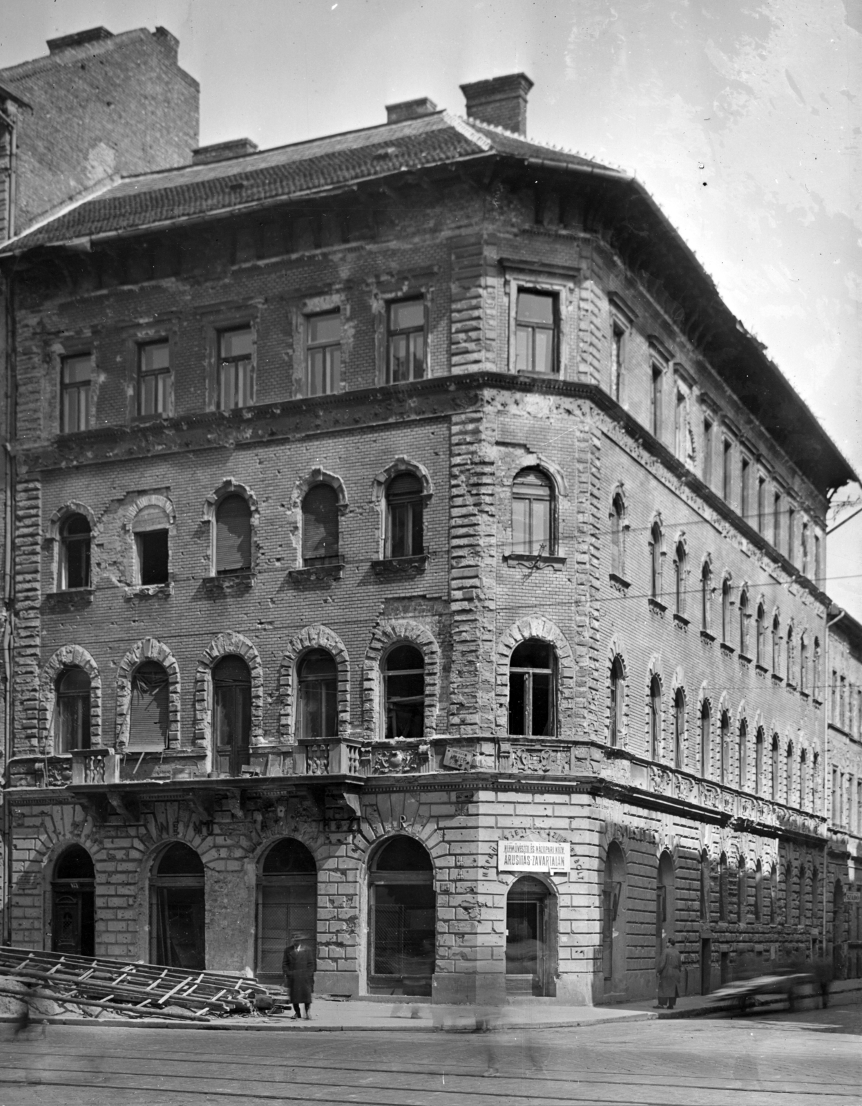 Hungary, Budapest VIII., József körút 78., jobbra a Práter utca. A kép forrását kérjük így adja meg: Fortepan / Budapest Főváros Levéltára. Levéltári jelzet: HU_BFL_XV_19_c_11, 1957, Budapest Főváros Levéltára / Városrendezési és Építészeti Osztályának fényképei, A Fővárosi Tanács VB Városrendezési és Építészeti Osztályának, Budapest, cornerhouse, scaffolding, brick covering, damaged building, Fortepan #103521
