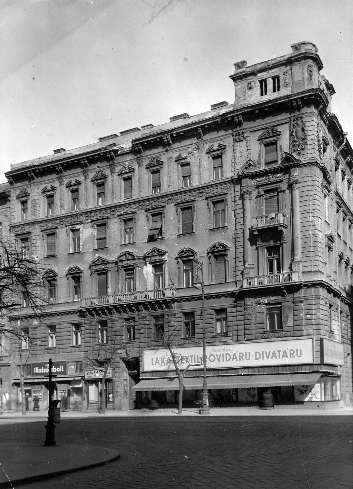 Hungary, Budapest VIII., József körút 36., jobbra a Kis Salétrom utca. A kép forrását kérjük így adja meg: Fortepan / Budapest Főváros Levéltára. Levéltári jelzet: HU_BFL_XV_19_c_11, 1957, Budapest Főváros Levéltára / Városrendezési és Építészeti Osztályának fényképei, A Fővárosi Tanács VB Városrendezési és Építészeti Osztályának, haberdashery, clockmaker, perfume store, Budapest, Fashion store, home textile store, Fortepan #103525