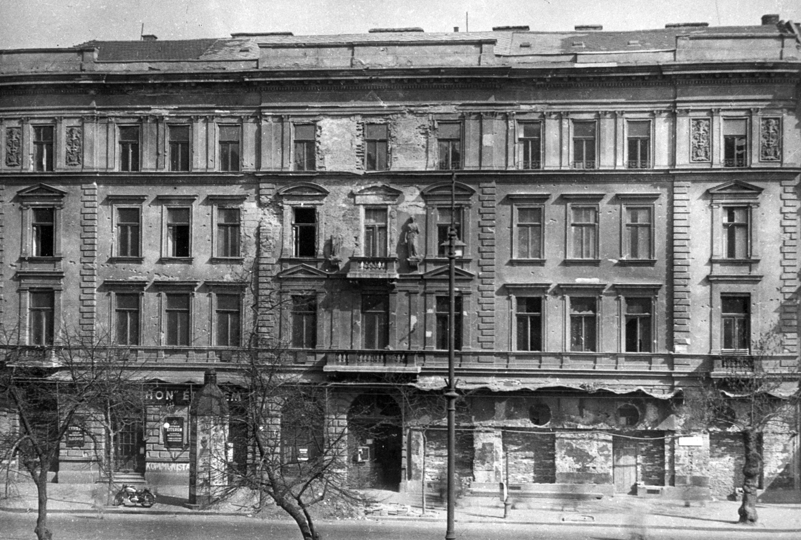 Hungary, Budapest VIII., József körút 46. A kép forrását kérjük így adja meg: Fortepan / Budapest Főváros Levéltára. Levéltári jelzet: HU_BFL_XV_19_c_11, 1957, Budapest Főváros Levéltára / Városrendezési és Építészeti Osztályának fényképei, A Fővárosi Tanács VB Városrendezési és Építészeti Osztályának, Budapest, ashlar, architectural ornament, building statue, restaurant, Fortepan #103527