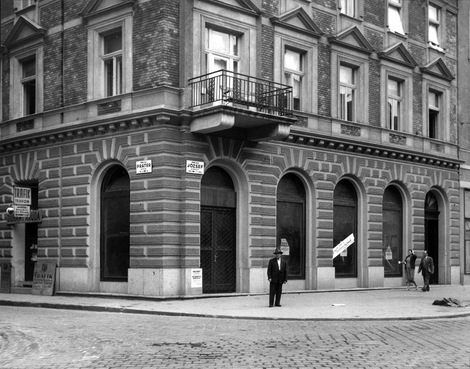 Hungary, Budapest VIII., József körút 80., Práter utca sarok. A kép forrását kérjük így adja meg: Fortepan / Budapest Főváros Levéltára. Levéltári jelzet: HU_BFL_XV_19_c_11, 1958, Budapest Főváros Levéltára / Városrendezési és Építészeti Osztályának fényképei, A Fővárosi Tanács VB Városrendezési és Építészeti Osztályának, sign-board, pedestrian, street view, genre painting, tobacco shop, cobblestones, Budapest, Fortepan #103529