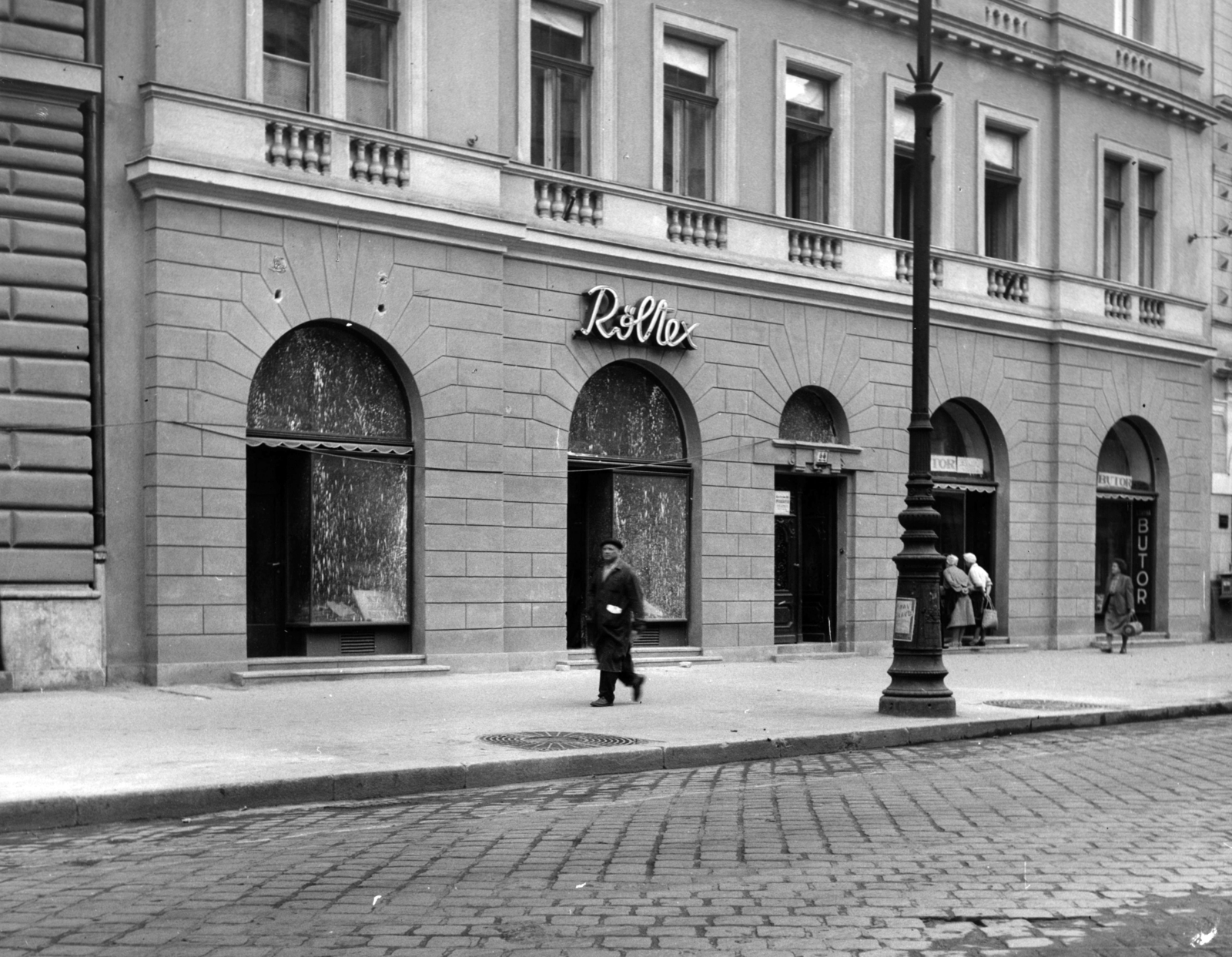 Hungary, Budapest VIII., József körút 66. A kép forrását kérjük így adja meg: Fortepan / Budapest Főváros Levéltára. Levéltári jelzet: HU_BFL_XV_19_c_11, 1958, Budapest Főváros Levéltára / Városrendezési és Építészeti Osztályának fényképei, A Fővárosi Tanács VB Városrendezési és Építészeti Osztályának, pedestrian, street view, genre painting, lamp post, cobblestones, furniture shop, Röltex-brand, Budapest, Fortepan #103531