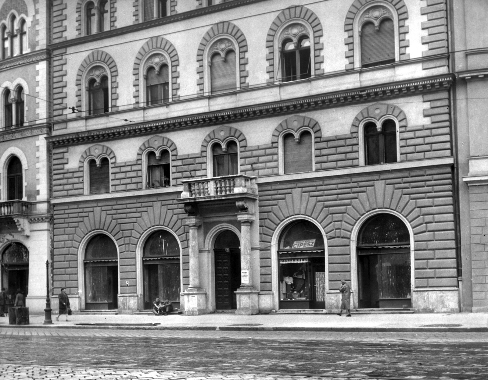 Hungary, Budapest VIII., József körút 64. A kép forrását kérjük így adja meg: Fortepan / Budapest Főváros Levéltára. Levéltári jelzet: HU_BFL_XV_19_c_11, 1958, Budapest Főváros Levéltára / Városrendezési és Építészeti Osztályának fényképei, A Fővárosi Tanács VB Városrendezési és Építészeti Osztályának, pedestrian, street view, genre painting, cobblestones, shoemaker, Budapest, Fortepan #103533