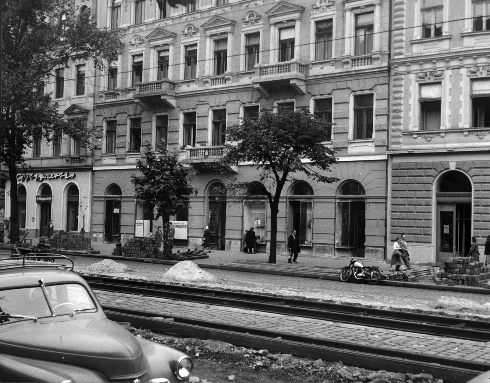 Hungary, Budapest VIII., József körút 42. A kép forrását kérjük így adja meg: Fortepan / Budapest Főváros Levéltára. Levéltári jelzet: HU_BFL_XV_19_c_11, 1958, Budapest Főváros Levéltára / Városrendezési és Építészeti Osztályának fényképei, A Fővárosi Tanács VB Városrendezési és Építészeti Osztályának, motorcycle, pedestrian, street view, genre painting, pharmacy, cobblestones, automobile, Jawa-brand, Budapest, Fortepan #103536