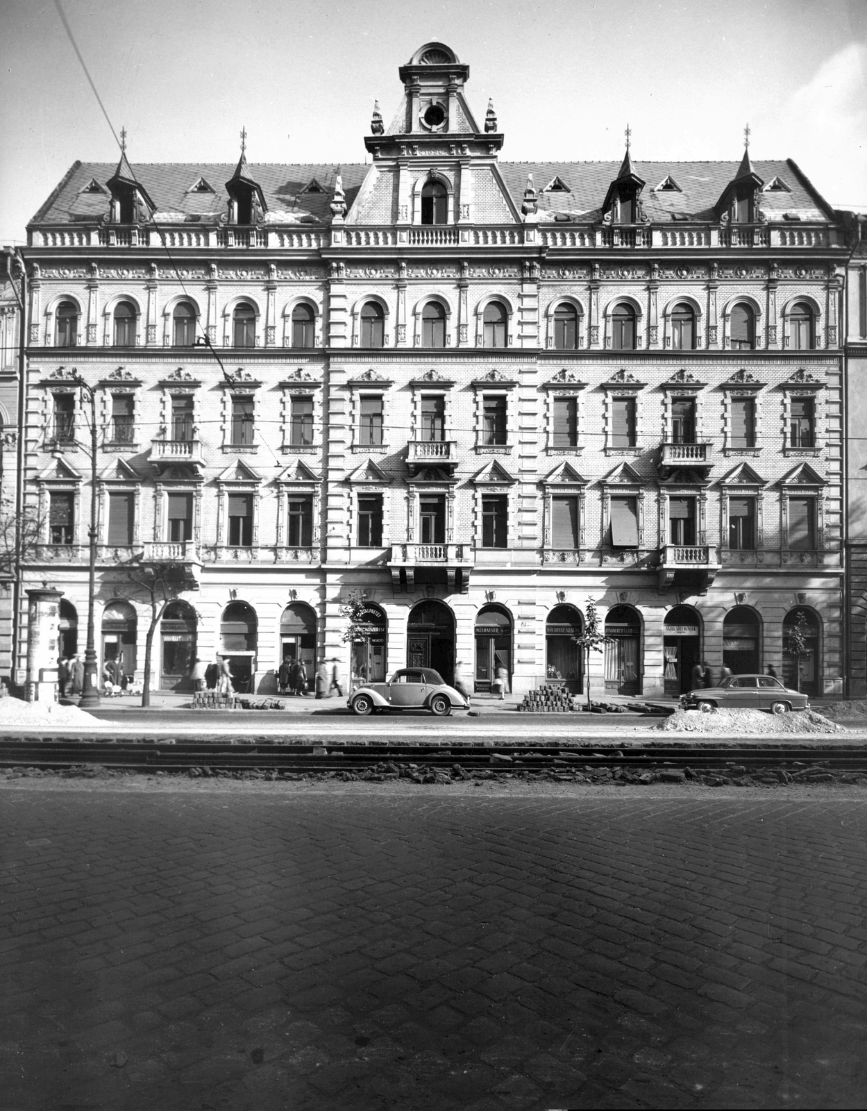 Hungary, Budapest VIII., József körút 26. A kép forrását kérjük így adja meg: Fortepan / Budapest Főváros Levéltára. Levéltári jelzet: HU_BFL_XV_19_c_11, 1958, Budapest Főváros Levéltára / Városrendezési és Építészeti Osztályának fényképei, A Fővárosi Tanács VB Városrendezési és Építészeti Osztályának, pedestrian, street view, genre painting, ad pillar, lamp post, cobblestones, automobile, Budapest, Fortepan #103538