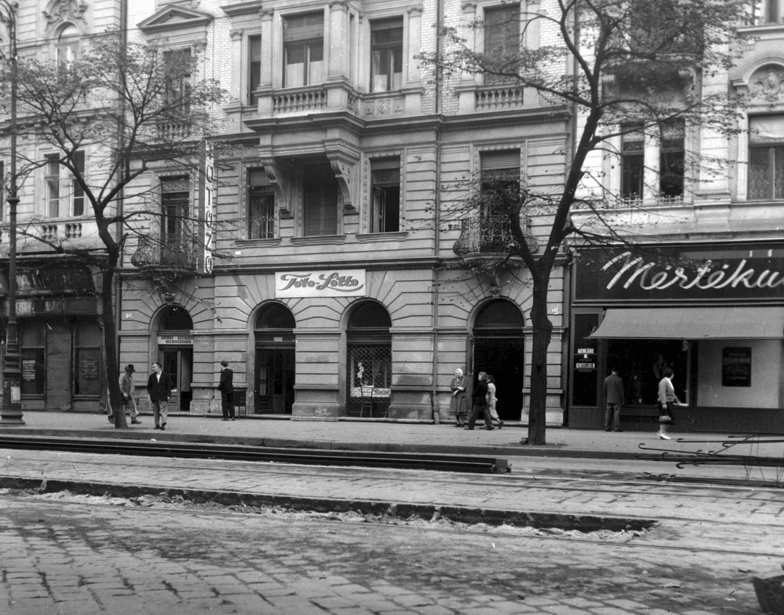 Hungary, Budapest VIII., József körút 20. A kép forrását kérjük így adja meg: Fortepan / Budapest Főváros Levéltára. Levéltári jelzet: HU_BFL_XV_19_c_11, 1958, Budapest Főváros Levéltára / Városrendezési és Építészeti Osztályának fényképei, A Fővárosi Tanács VB Városrendezési és Építészeti Osztályának, pedestrian, street view, genre painting, lamp post, tailors, lottery retailer, Budapest, Fortepan #103539