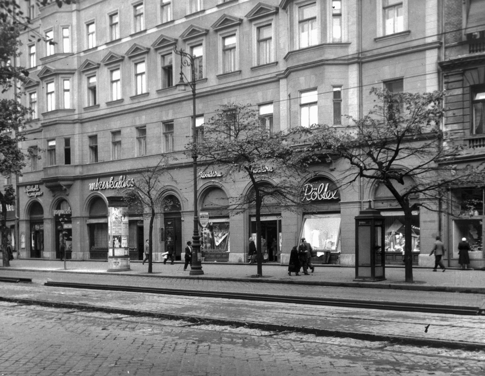 Hungary, Budapest VIII., József körút 14. A kép forrását kérjük így adja meg: Fortepan / Budapest Főváros Levéltára. Levéltári jelzet: HU_BFL_XV_19_c_11, 1958, Budapest Főváros Levéltára / Városrendezési és Építészeti Osztályának fényképei, A Fővárosi Tanács VB Városrendezési és Építészeti Osztályának, pedestrian, street view, genre painting, ad pillar, phone booth, lamp post, cobblestones, gingerbread, Röltex-brand, Budapest, fountain pen shop, Fortepan #103540