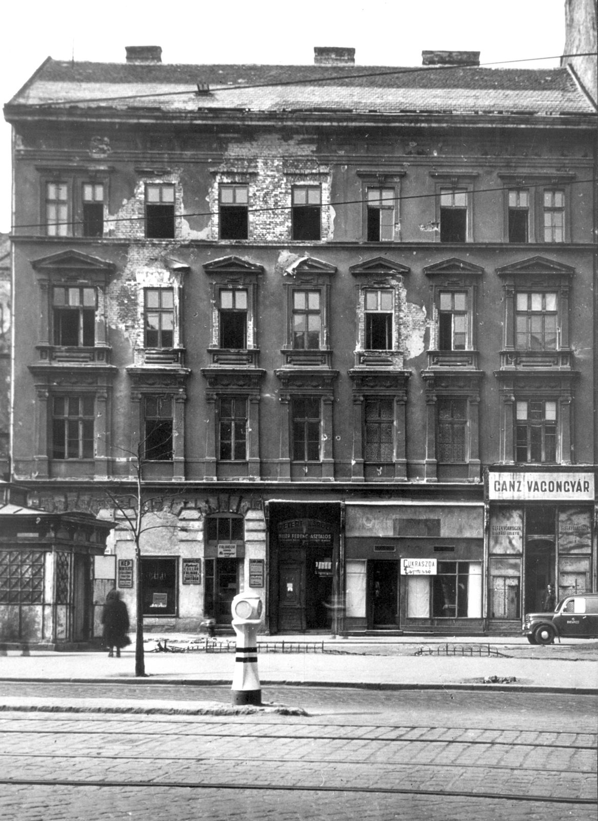 Hungary, Budapest VIII., József körút 49. A kép forrását kérjük így adja meg: Fortepan / Budapest Főváros Levéltára. Levéltári jelzet: HU_BFL_XV_19_c_11, 1957, Budapest Főváros Levéltára / Városrendezési és Építészeti Osztályának fényképei, A Fővárosi Tanács VB Városrendezési és Építészeti Osztályának, street view, pastry shop, public toilet, csibi lamp, cobblestones, carpenter, Ganz-brand, postal vehicle, Budapest, Fortepan #103546