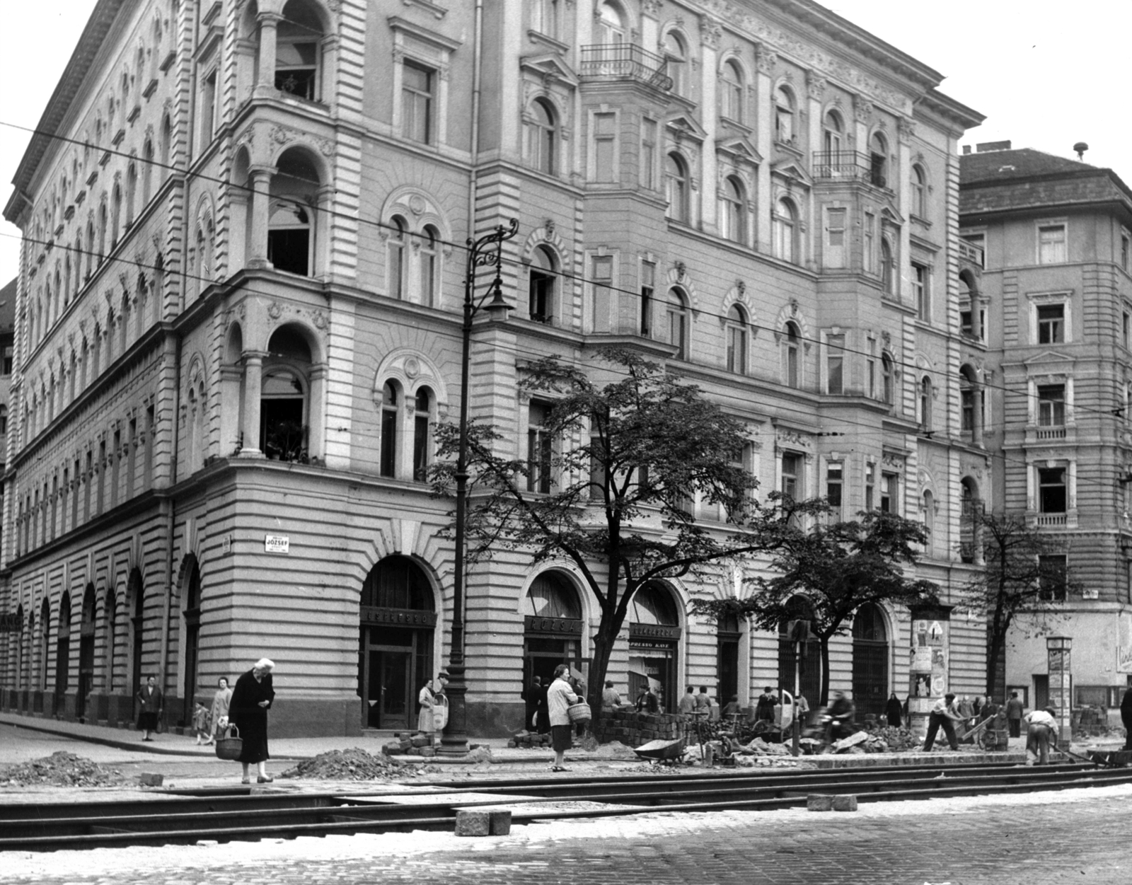 Hungary, Budapest VIII., József körút 31/b, Rózsa eszpresszó. Balra a Békési utca, jobbra a Kölcsey utca. A kép forrását kérjük így adja meg: Fortepan / Budapest Főváros Levéltára. Levéltári jelzet: HU_BFL_XV_19_c_11, 1958, Budapest Főváros Levéltára / Városrendezési és Építészeti Osztályának fényképei, A Fővárosi Tanács VB Városrendezési és Építészeti Osztályának, Budapest, architectural ornament, cornerhouse, street repair, Fortepan #103549