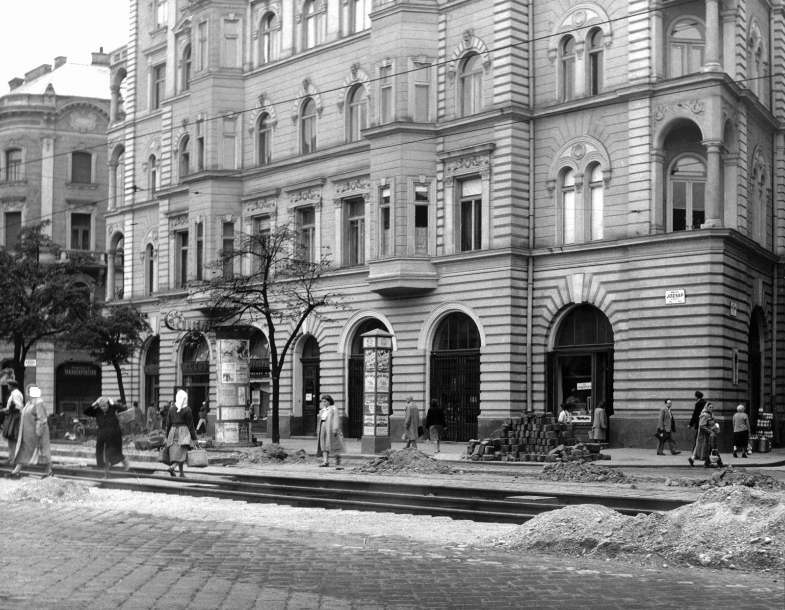 Hungary, Budapest VIII., József körút 31/b, Rózsa eszpresszó. Balra a Békési utca, jobbra a Kölcsey utca. A kép forrását kérjük így adja meg: Fortepan / Budapest Főváros Levéltára. Levéltári jelzet: HU_BFL_XV_19_c_11, 1958, Budapest Főváros Levéltára / Városrendezési és Építészeti Osztályának fényképei, A Fővárosi Tanács VB Városrendezési és Építészeti Osztályának, ad pillar, Budapest, Fortepan #103550