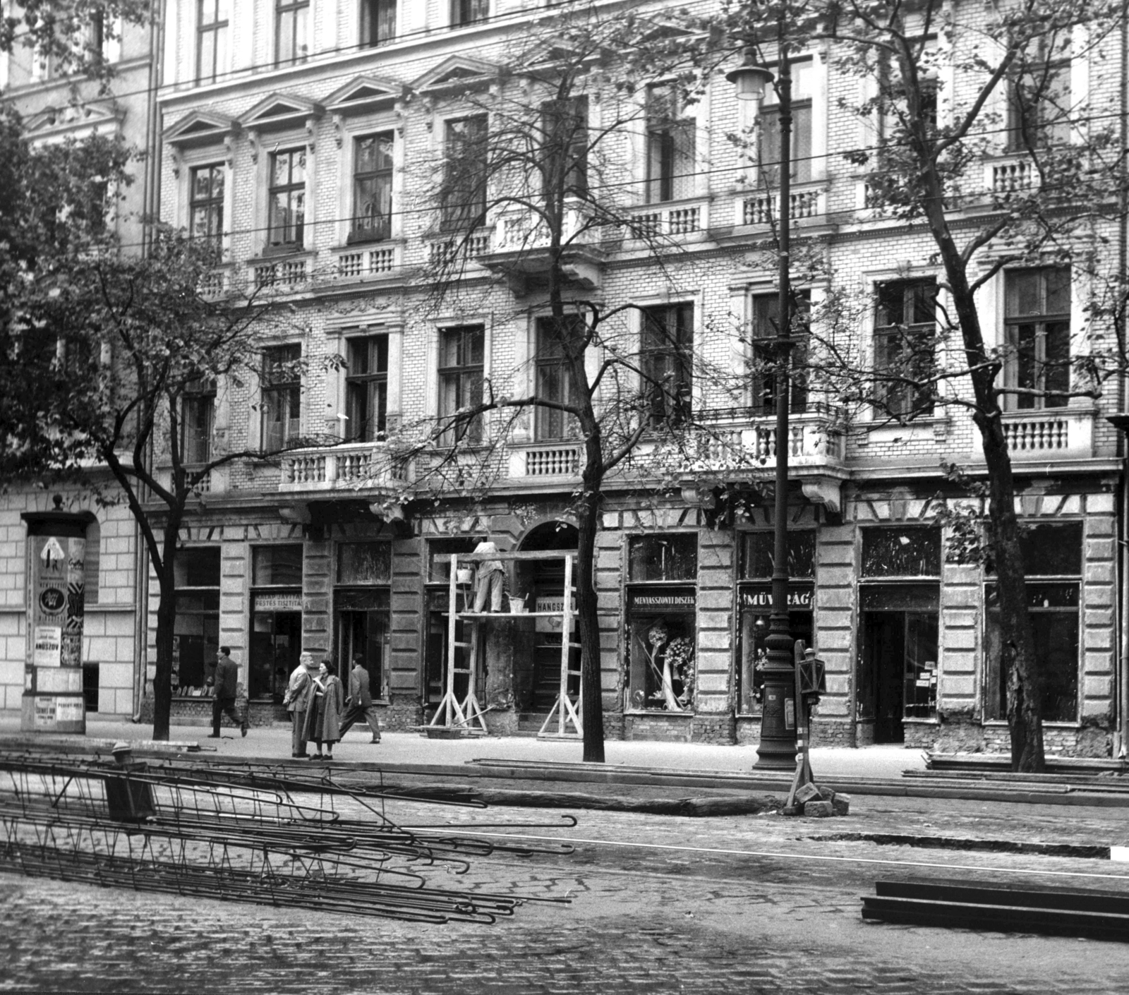 Hungary, Budapest VIII., József körút 21. A kép forrását kérjük így adja meg: Fortepan / Budapest Főváros Levéltára. Levéltári jelzet: HU_BFL_XV_19_c_11, 1958, Budapest Főváros Levéltára / Városrendezési és Építészeti Osztályának fényképei, A Fővárosi Tanács VB Városrendezési és Építészeti Osztályának, Budapest, scaffolding, ad pillar, street repair, road construction, Fortepan #103553