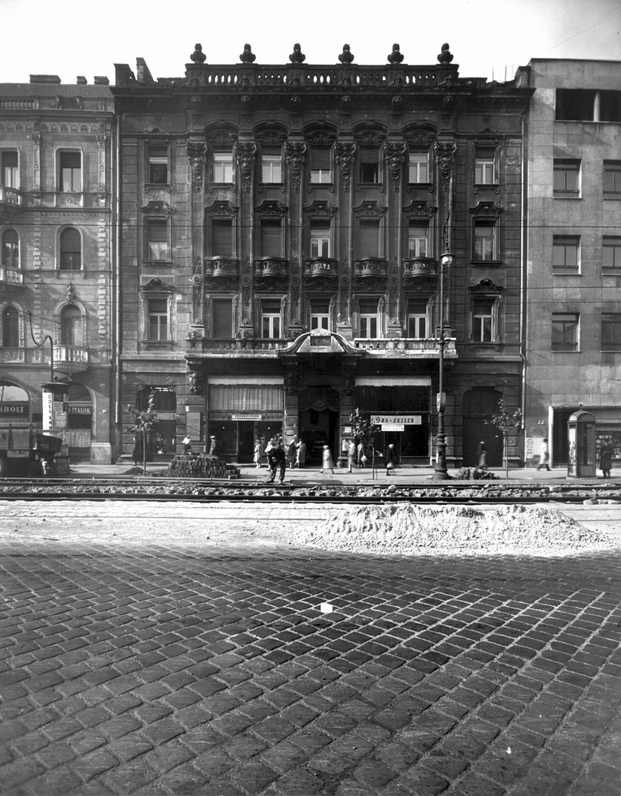 Hungary, Budapest VIII., József körút 5. A kép forrását kérjük így adja meg: Fortepan / Budapest Főváros Levéltára. Levéltári jelzet: HU_BFL_XV_19_c_11, 1958, Budapest Főváros Levéltára / Városrendezési és Építészeti Osztályának fényképei, A Fővárosi Tanács VB Városrendezési és Építészeti Osztályának, Budapest, balcony, architectural ornament, street repair, road construction, watch jewelry store, Fortepan #103554