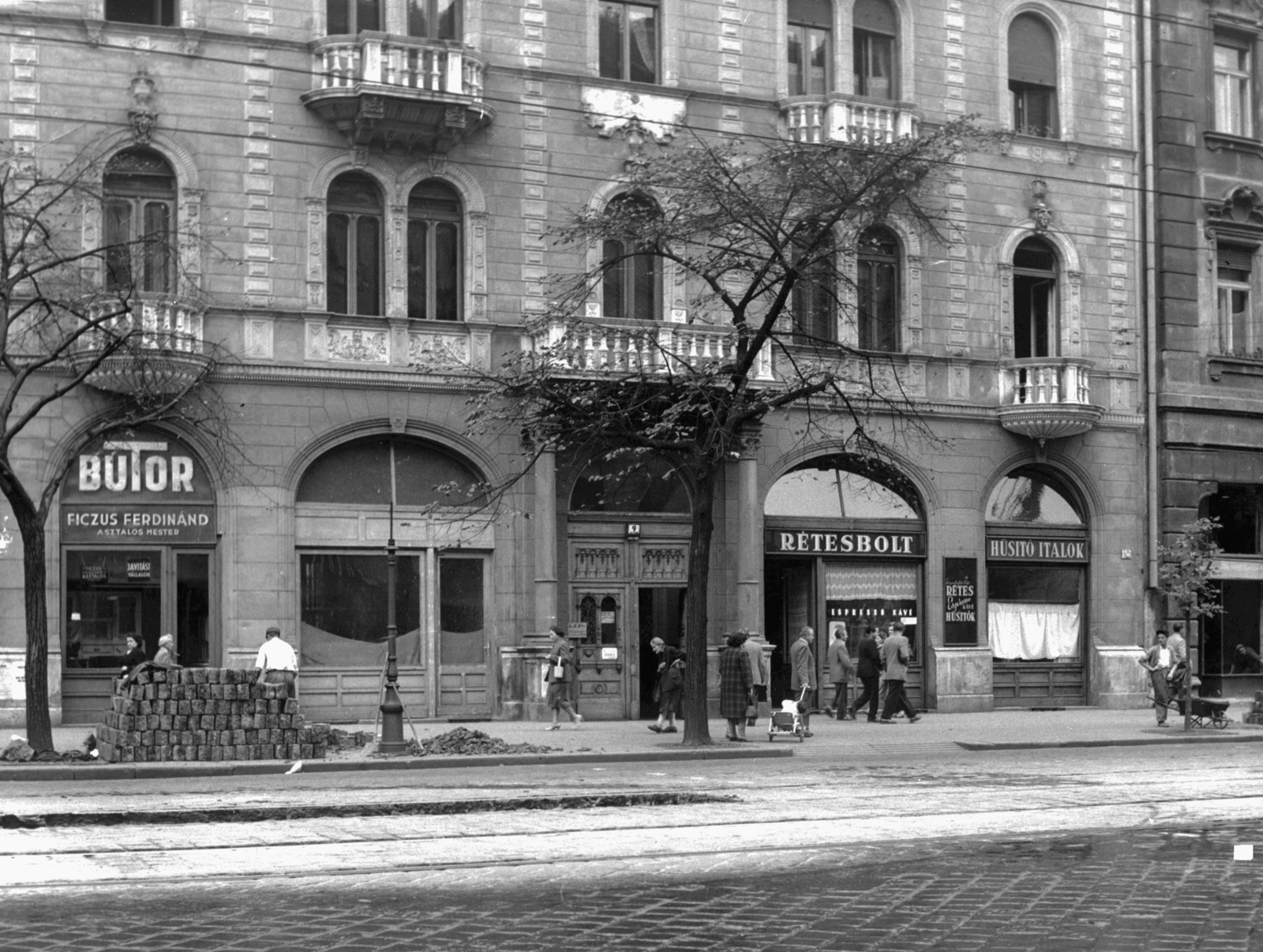 Hungary, Budapest VIII., József körút 9. A kép forrását kérjük így adja meg: Fortepan / Budapest Főváros Levéltára. Levéltári jelzet: HU_BFL_XV_19_c_11, 1958, Budapest Főváros Levéltára / Városrendezési és Építészeti Osztályának fényképei, A Fővárosi Tanács VB Városrendezési és Építészeti Osztályának, Budapest, big ashlar, baby carriage, furniture shop, Fortepan #103555