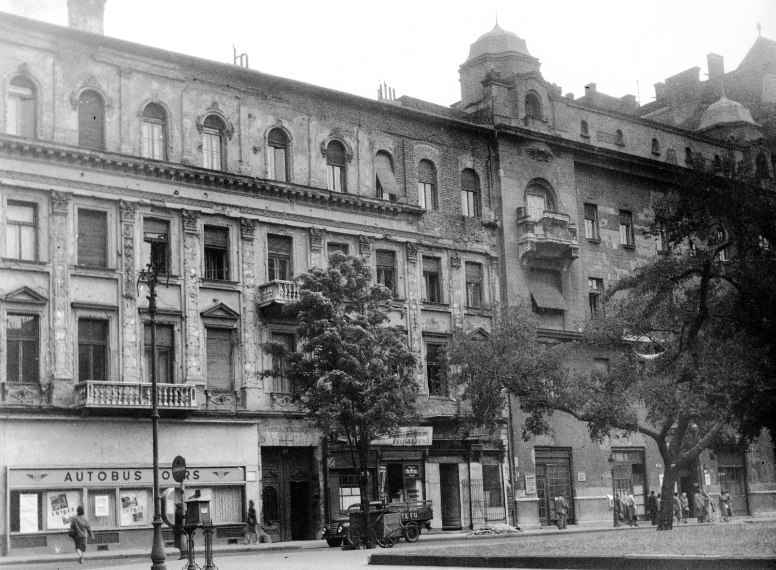 Hungary, Budapest V., József nádor tér a József Attila utca felől nézve, balra a 12. számú ház. A kép forrását kérjük így adja meg: Fortepan / Budapest Főváros Levéltára. Levéltári jelzet: HU_BFL_XV_19_c_11, 1955, Budapest Főváros Levéltára / Városrendezési és Építészeti Osztályának fényképei, A Fővárosi Tanács VB Városrendezési és Építészeti Osztályának, letter box, Framo-brand, TEFU-organisation, Budapest, fountain pen shop, travel agency, Fortepan #103557