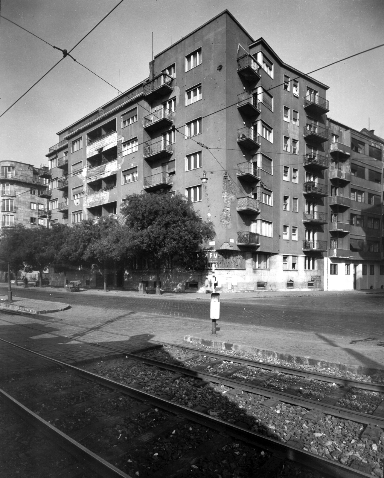 Hungary, Budapest IX., Közraktár utca, jobbra a Bakáts utca. A kép forrását kérjük így adja meg: Fortepan / Budapest Főváros Levéltára. Levéltári jelzet: HU_BFL_XV_19_c_11, 1958, Budapest Főváros Levéltára / Városrendezési és Építészeti Osztályának fényképei, A Fővárosi Tanács VB Városrendezési és Építészeti Osztályának, Budapest, modern architecture, cornerhouse, Fortepan #103559
