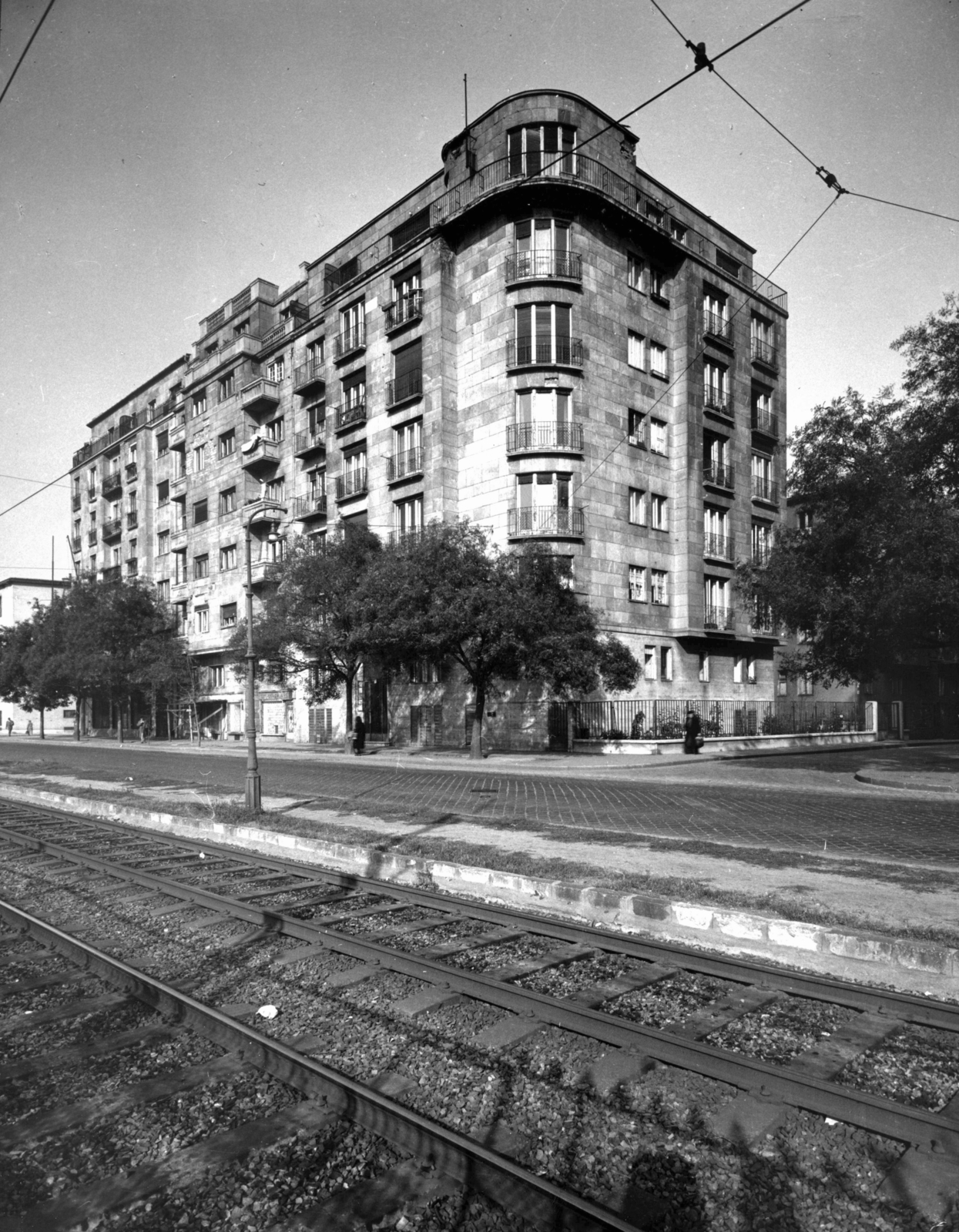 Hungary, Budapest IX., Közraktár utca, jobbra a Gálya utca torkolata. A kép forrását kérjük így adja meg: Fortepan / Budapest Főváros Levéltára. Levéltári jelzet: HU_BFL_XV_19_c_11, 1958, Budapest Főváros Levéltára / Városrendezési és Építészeti Osztályának fényképei, A Fővárosi Tanács VB Városrendezési és Építészeti Osztályának, Budapest, balcony, cornerhouse, Fortepan #103560