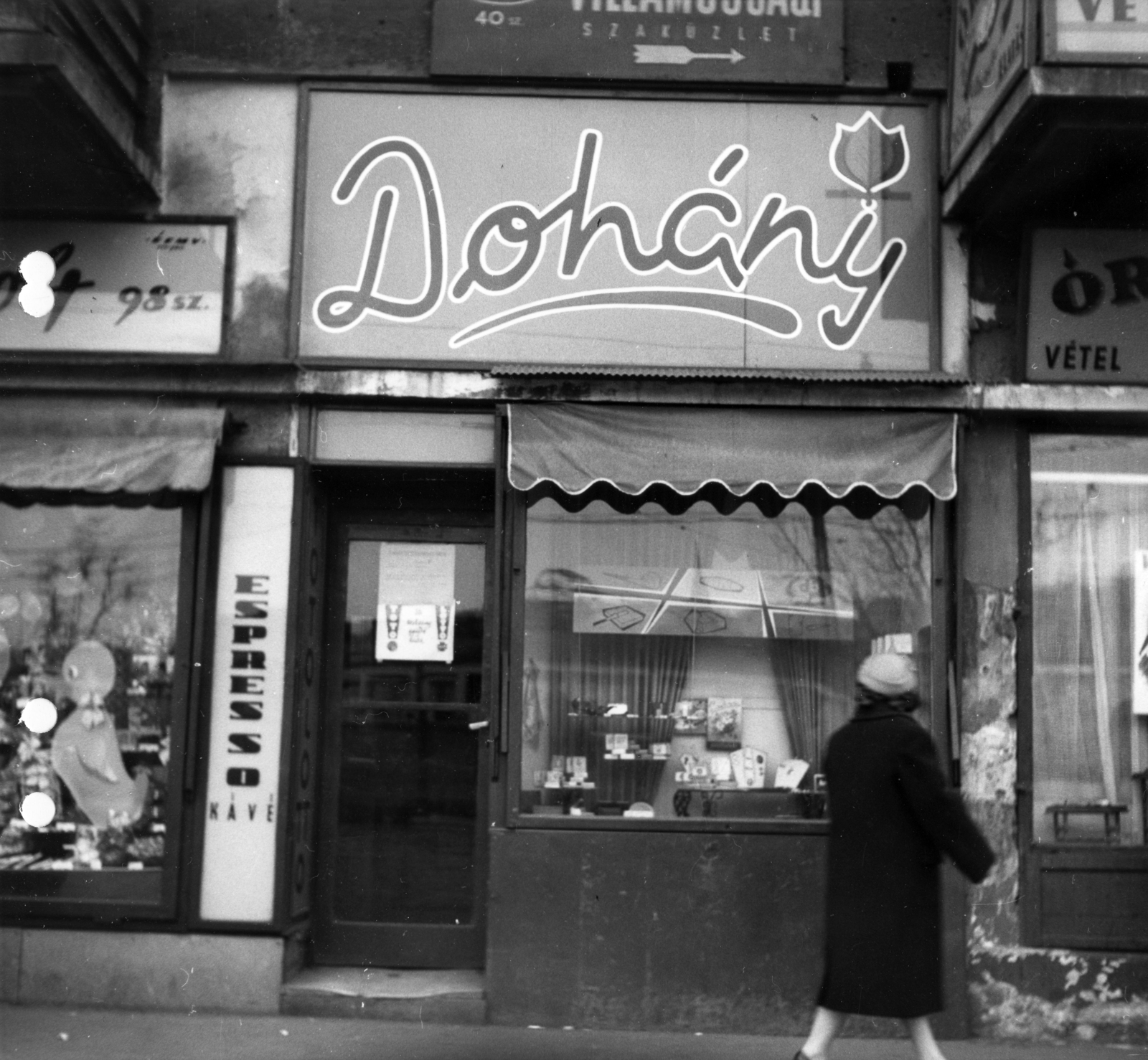 Hungary, Budapest XII., Alkotás utca, a Magyar Jakobinusok tere 7. Alkotás utca felőli oldala. A kép forrását kérjük így adja meg: Fortepan / Budapest Főváros Levéltára. Levéltári jelzet: HU_BFL_XV_19_c_11, 1958, Budapest Főváros Levéltára / Városrendezési és Építészeti Osztályának fényképei, A Fővárosi Tanács VB Városrendezési és Építészeti Osztályának, Budapest, store display, tobacco shop, Fortepan #103566