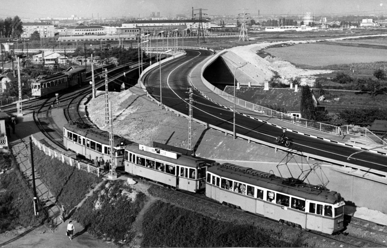 Hungary, Budapest XI.,Budapest XXII., budafoki felüljáró a Leányka utcától a Fehérvári (Szabadság) út felé. A kép forrását kérjük így adja meg: Fortepan / Budapest Főváros Levéltára. Levéltári jelzet: HU_BFL_XV_19_c_11, 1966, Budapest Főváros Levéltára / Városrendezési és Építészeti Osztályának fényképei, A Fővárosi Tanács VB Városrendezési és Építészeti Osztályának, tram, Ganz UV tramway, Budapest, Fortepan #103575