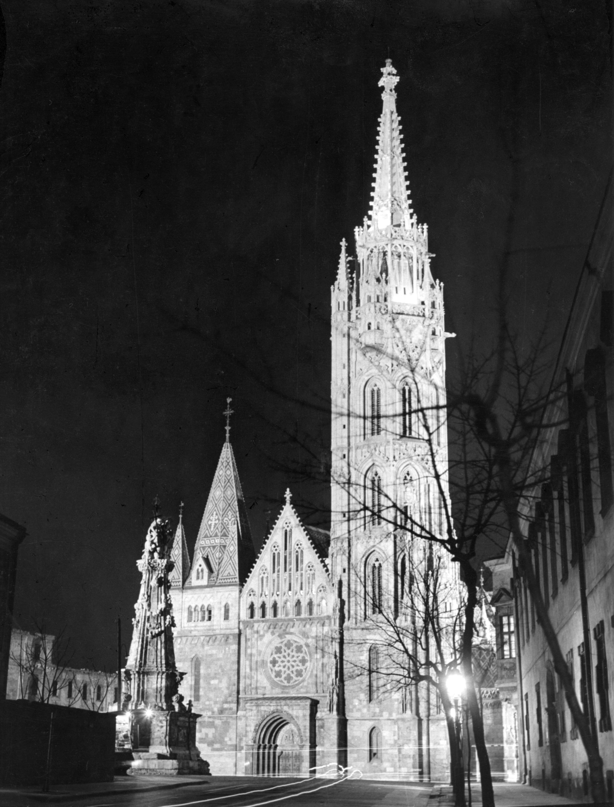Hungary, Budapest I., Szentháromság tér és a Mátyás-templom a Szentháromság utcából nézve. A kép forrását kérjük így adja meg: Fortepan / Budapest Főváros Levéltára. Levéltári jelzet: HU_BFL_XV_19_c_11, 1969, Budapest Főváros Levéltára / Városrendezési és Építészeti Osztályának fényképei, A Fővárosi Tanács VB Városrendezési és Építészeti Osztályának, church, tower, floodlighting, Budapest, Fortepan #103576