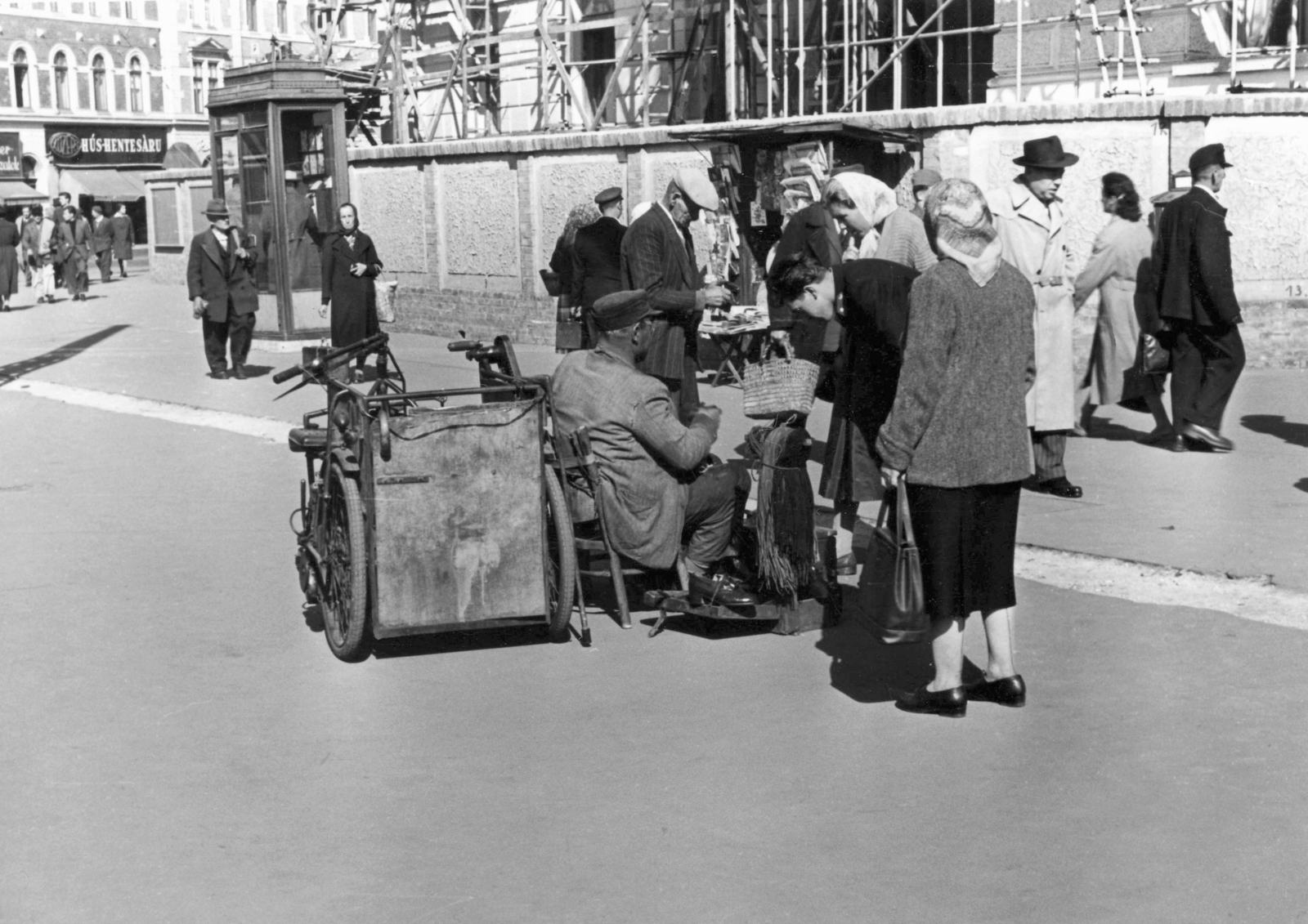 Hungary, Budapest VIII., Baross tér, a felvétel a Keleti pályaudvar előtt készült, balra a Thököly út első házai. A kép forrását kérjük így adja meg: Fortepan / Budapest Főváros Levéltára. Levéltári jelzet: HU_BFL_XV_19_c_11, 1958, Budapest Főváros Levéltára / Városrendezési és Építészeti Osztályának fényképei, A Fővárosi Tanács VB Városrendezési és Építészeti Osztályának, invalid car, disabled, Budapest, Fortepan #103581