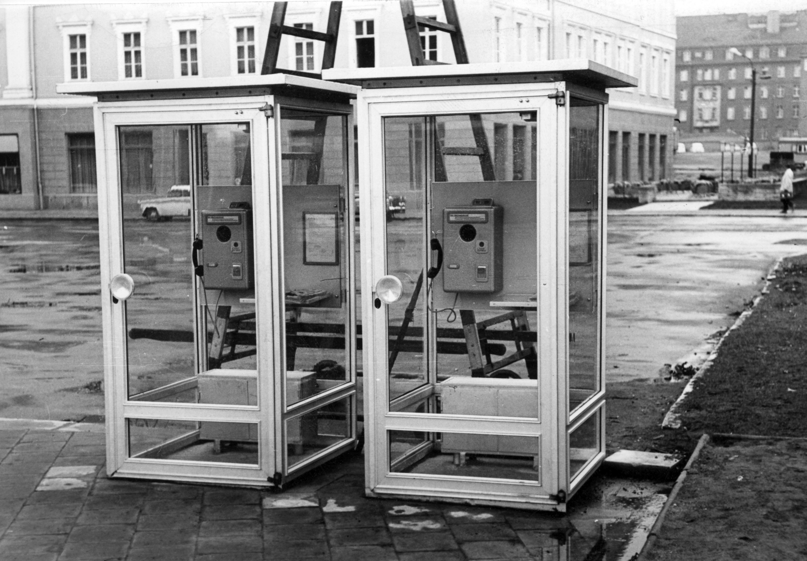 Germany, Leipzig, Richard-Wagner-Platz, balra a háttérben a Grosser Blumenberg ház, jobbra távolabb a a Dittrichring 22. számú épület hátsó homlokzata., 1970, Budapest Főváros Levéltára / Városrendezési és Építészeti Osztályának fényképei, A Fővárosi Tanács VB Városrendezési és Építészeti Osztályának, phone booth, Budapest, GDR, GDR brand, Fortepan #103582
