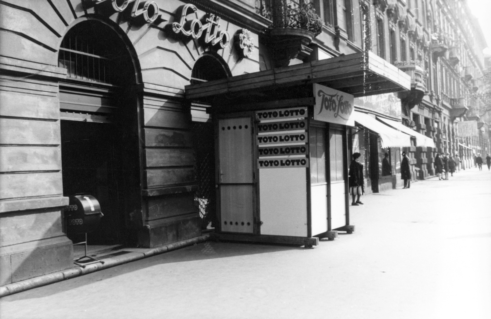 Magyarország, Budapest VIII., József körút 20., totó és lottó árusító pavilon. A kép forrását kérjük így adja meg: Fortepan / Budapest Főváros Levéltára. Levéltári jelzet: HU_BFL_XV_19_c_11, 1964, Budapest Főváros Levéltára / Városrendezési és Építészeti Osztályának fényképei, A Fővárosi Tanács VB Városrendezési és Építészeti Osztályának, trafik, neon felirat, Budapest, lottó, totó, árnyékoló, Fortepan #103586