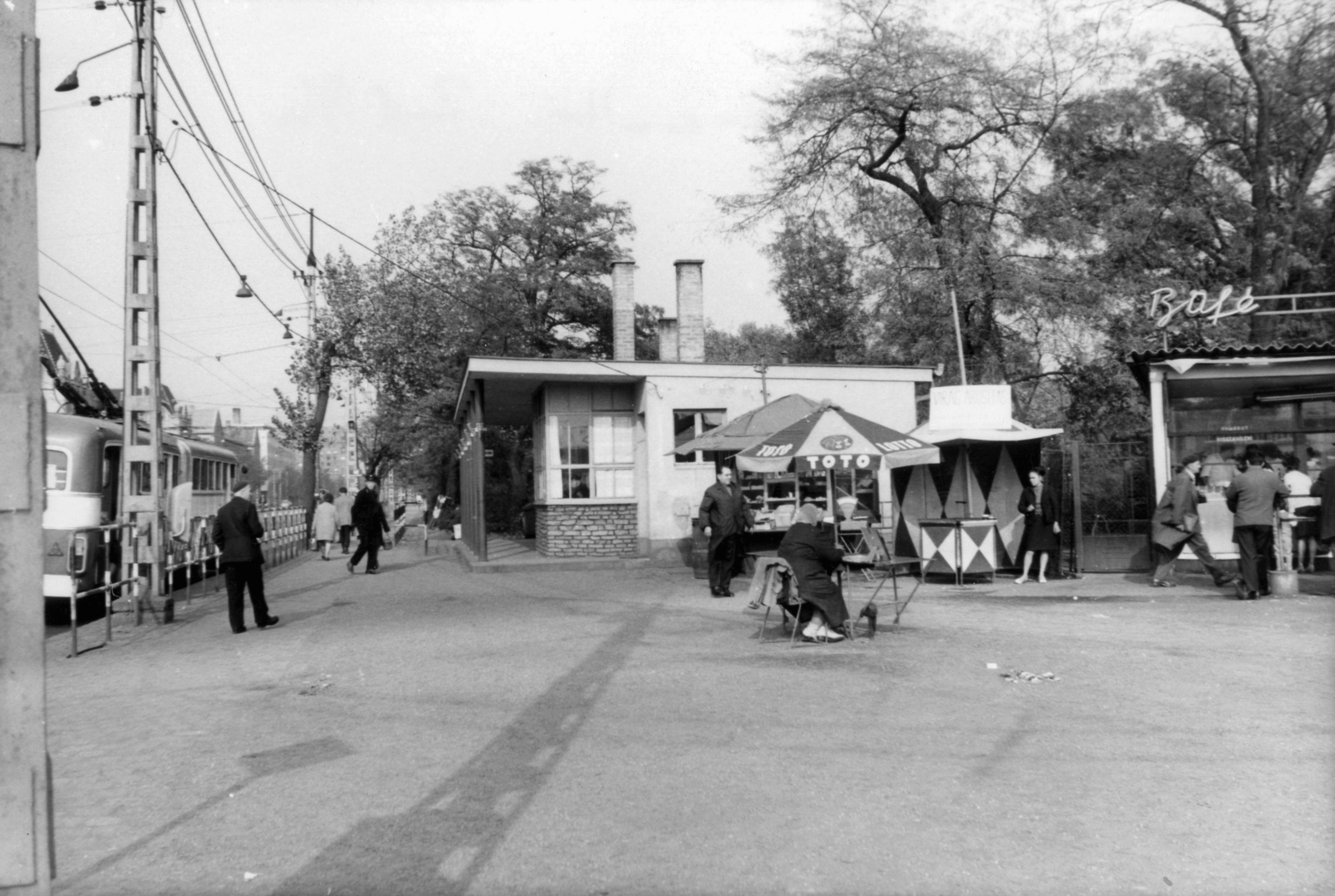 Hungary, Budapest X., Könyves Kálmán körút - Üllői út sarok, háttérben a Népliget fái. A kép forrását kérjük így adja meg: Fortepan / Budapest Főváros Levéltára. Levéltári jelzet: HU_BFL_XV_19_c_12, 1966, Budapest Főváros Levéltára / Városrendezési és Építészeti Osztályának fényképei, A Fővárosi Tanács VB Városrendezési és Építészeti Osztályának, trolley bus, buffet, Budapest, lottery, Fortepan #103589