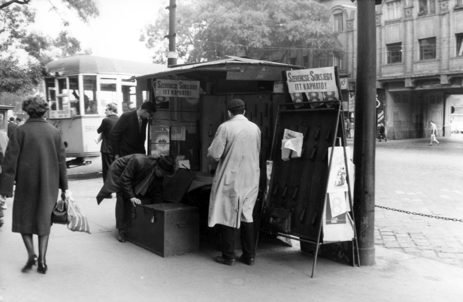 Hungary, Budapest VI.,Budapest XIII., Váci út, a villamos a Kádár utcából kanyarodik ki, jobbra a Westend-ház. A kép forrását kérjük így adja meg: Fortepan / Budapest Főváros Levéltára. Levéltári jelzet: HU_BFL_XV_19_c_11, 1964, Budapest Főváros Levéltára / Városrendezési és Építészeti Osztályának fényképei, A Fővárosi Tanács VB Városrendezési és Építészeti Osztályának, Budapest, Fortepan #103590