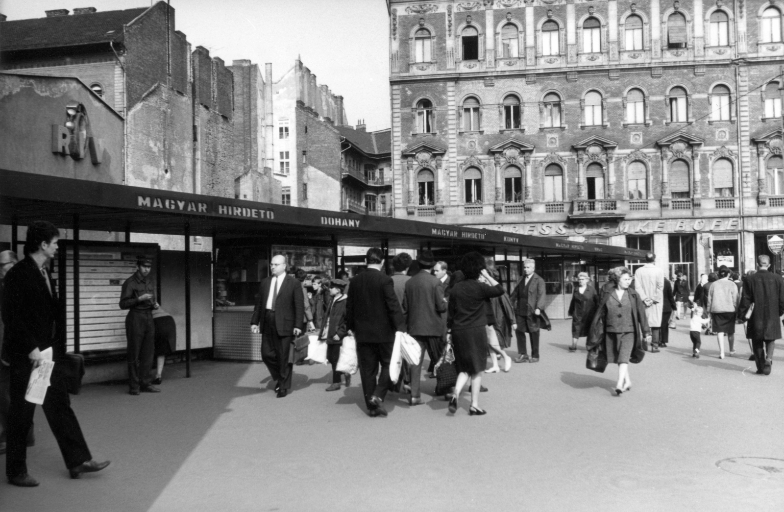 Hungary, Budapest VII., pavilonsor a Rákóczi út 42. előtt, szemben az Akácfa utca házai. A kép forrását kérjük így adja meg: Fortepan / Budapest Főváros Levéltára. Levéltári jelzet: HU_BFL_XV_19_c_11, 1968, Budapest Főváros Levéltára / Városrendezési és Építészeti Osztályának fényképei, A Fővárosi Tanács VB Városrendezési és Építészeti Osztályának, street view, genre painting, billboard, tobacco, Budapest, Fortepan #103591